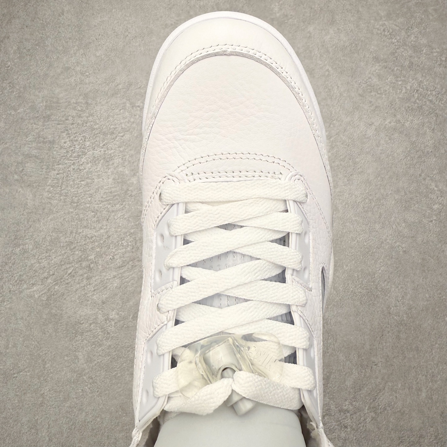 图片[4]-＃纯原 Air Jordan AJ5 Retro 白银 HQ7978-103 SZ原厂全套原楦原纸板磨具开发 原厂皮料加持 原厂港宝加持定型后跟R度完美 同源原厂电绣 飞人针数密度立体效果一致 原厂拉帮手法 原厂配置纸衬高频鞋盒 原厂指令配双鞋带 原厂TPU网格鞋带扣 超高鞋面清洁度 最高QC检验标准 控制溢胶瑕疵 到手可放心比对发售原鞋 上脚百分百充正驾驭 尺码：40 40.5 41 42 42.5 43 44 44.5 45 46 47.5-选品中心