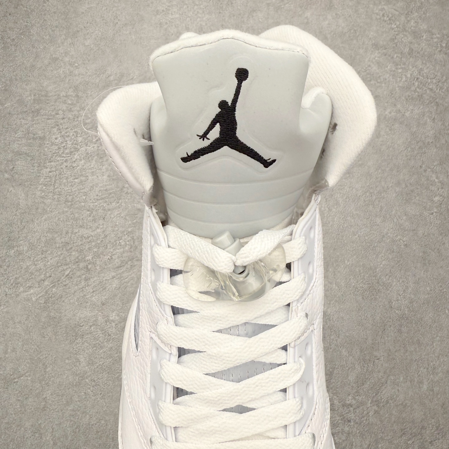 图片[5]-＃纯原 Air Jordan AJ5 Retro 白银 HQ7978-103 SZ原厂全套原楦原纸板磨具开发 原厂皮料加持 原厂港宝加持定型后跟R度完美 同源原厂电绣 飞人针数密度立体效果一致 原厂拉帮手法 原厂配置纸衬高频鞋盒 原厂指令配双鞋带 原厂TPU网格鞋带扣 超高鞋面清洁度 最高QC检验标准 控制溢胶瑕疵 到手可放心比对发售原鞋 上脚百分百充正驾驭 尺码：40 40.5 41 42 42.5 43 44 44.5 45 46 47.5-选品中心