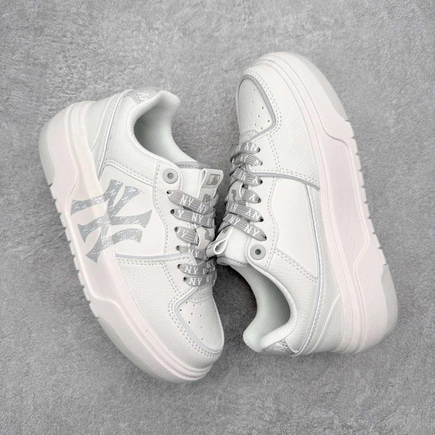 图片[3]-MLB Chunky Liner Basic 复古印花学长鞋系列低帮轻量增高厚底百搭休闲运动慢跑鞋板鞋 Korea韩国联名NY美国榄球纽约洋基队限定 韩国代购专供 全套原楦原纸板原厂数据开发 正确中底拉帮中底网布细节 平台代购专供 左脚内置芯片 韩国代购吊牌标贴 独家一比一RB+MD组合大底 高频后跟小人Logo精准对位立体饱满 正确网布加超迁鞋面 转印中底走线紧密 转印Logo工艺表层防刮不掉色 尺码：35 36 36.5 37.5 38 38.5 39 40 40.5 41 42 42.5 43 44 45-选品中心