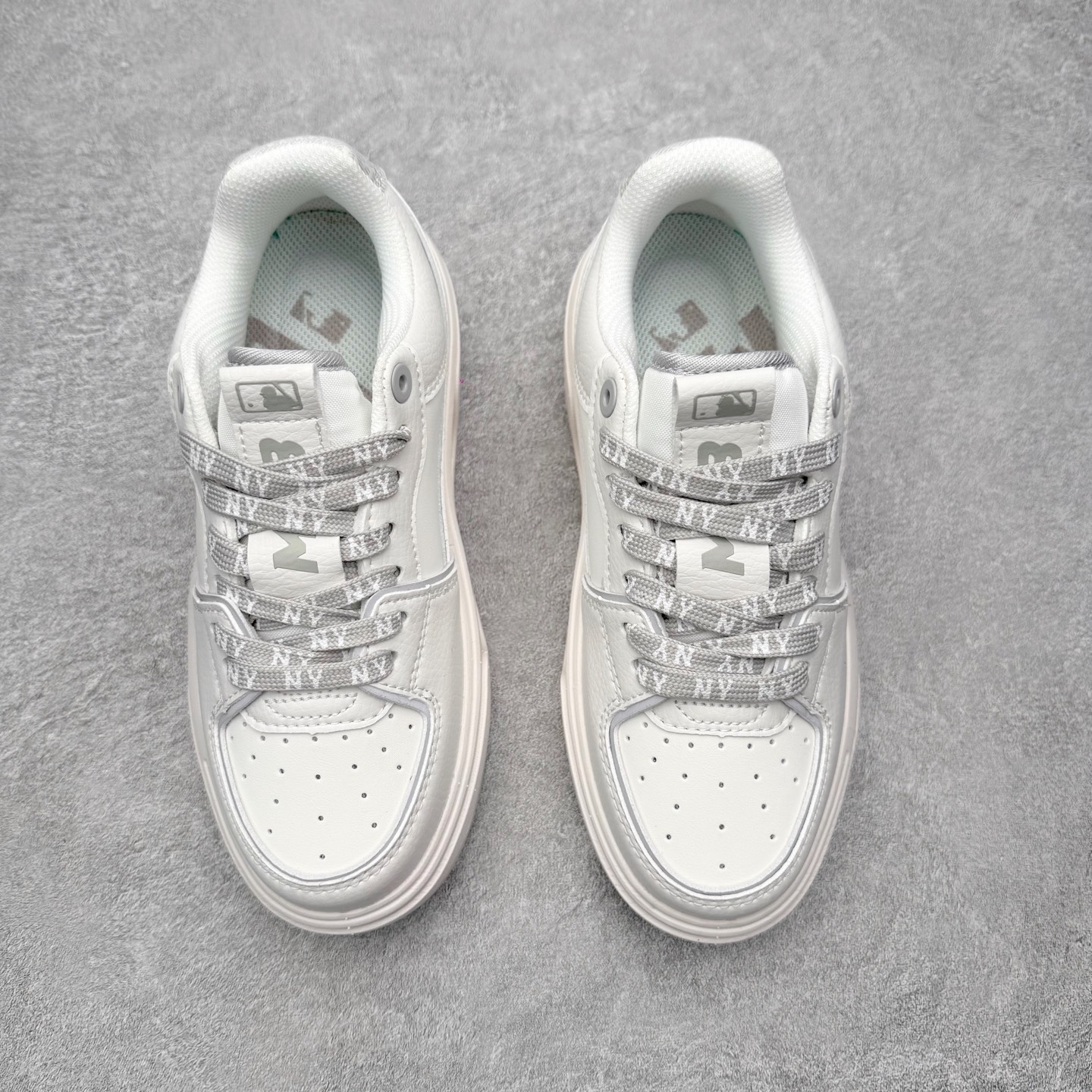 图片[2]-MLB Chunky Liner Basic 复古印花学长鞋系列低帮轻量增高厚底百搭休闲运动慢跑鞋板鞋 Korea韩国联名NY美国榄球纽约洋基队限定 韩国代购专供 全套原楦原纸板原厂数据开发 正确中底拉帮中底网布细节 平台代购专供 左脚内置芯片 韩国代购吊牌标贴 独家一比一RB+MD组合大底 高频后跟小人Logo精准对位立体饱满 正确网布加超迁鞋面 转印中底走线紧密 转印Logo工艺表层防刮不掉色 尺码：35 36 36.5 37.5 38 38.5 39 40 40.5 41 42 42.5 43 44 45-选品中心