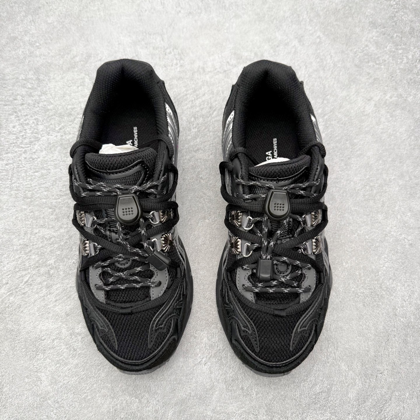 图片[2]-TOGA x ASICS Gel-Cumulus 16 TG 联名款舒适 低帮跑步鞋 男女同款 男女同款 ASICS（亚瑟士）是日本实业家鬼冢喜八郎创立的跑鞋运动品牌，名字想法源自著名的拉丁谚语“AnimaSana In Corpore Sano”，意为“健全的精神寓于强健的体魄”。正如其名字的含义，ASICS亚瑟士一直坚信保持身体的健康与活力是打造健康快乐的生活方式的最佳途径。亚瑟士的跑鞋、篮球鞋等系列集专业与美貌于一身，拥有极高的热度。2016年，ASICS在“2016年日本最佳全球品牌”排行榜名列第17名。尺码：36 37 37.5 38 39 39.5 40 40.5 41.5 42 42.5 43.5 44 45-选品中心