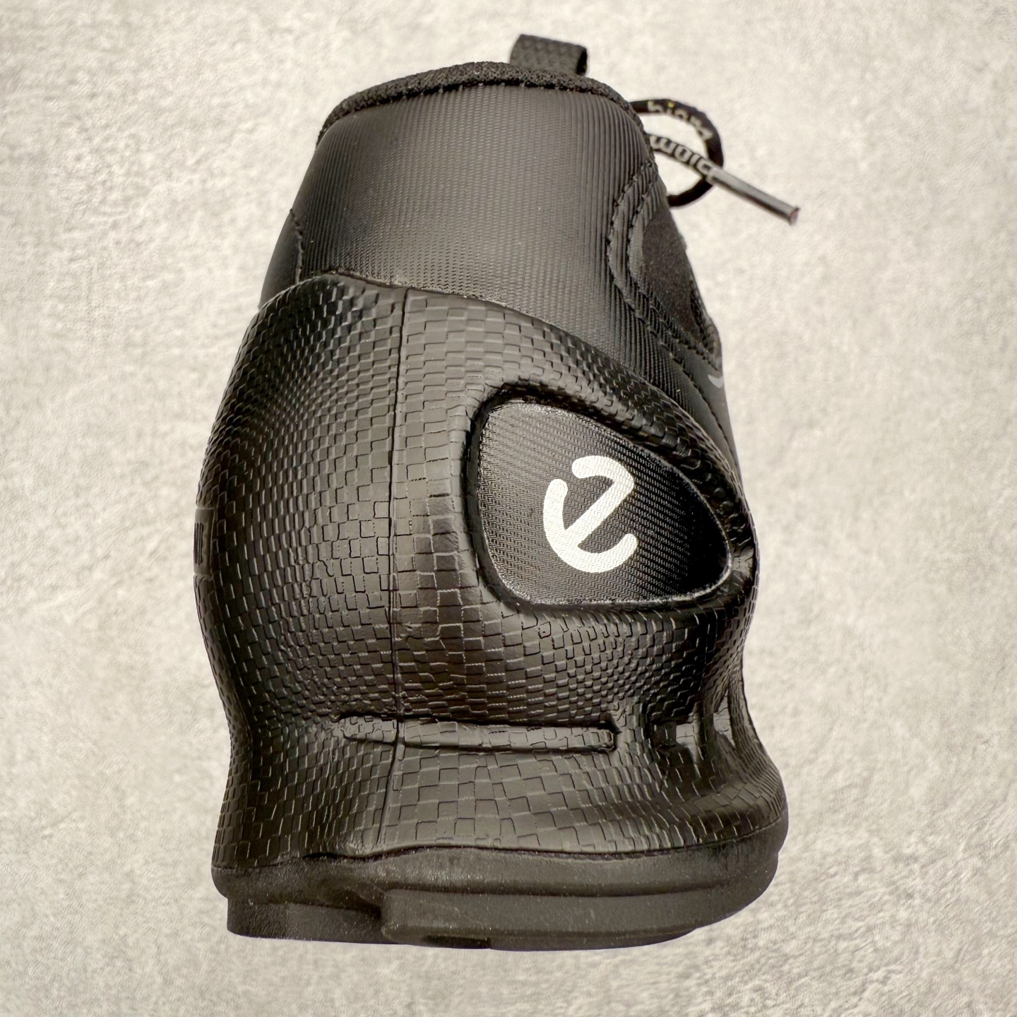 图片[8]-ECCO爱步跑步鞋百搭舒适 秋冬新款厚底休闲运动鞋男鞋 灵动系列 黄景瑜同款 品质牛皮鞋面，轻盈柔韧 具有良好的透气性 细腻柔软 简约系带设计 可自由调节松紧 贴合脚型 PU泡沫橡胶大底 抓地力强 具有良好的防滑耐磨性 时尚简约 休闲百搭 尺码：38 39 40 41 42 43 44 （皮鞋码）-选品中心