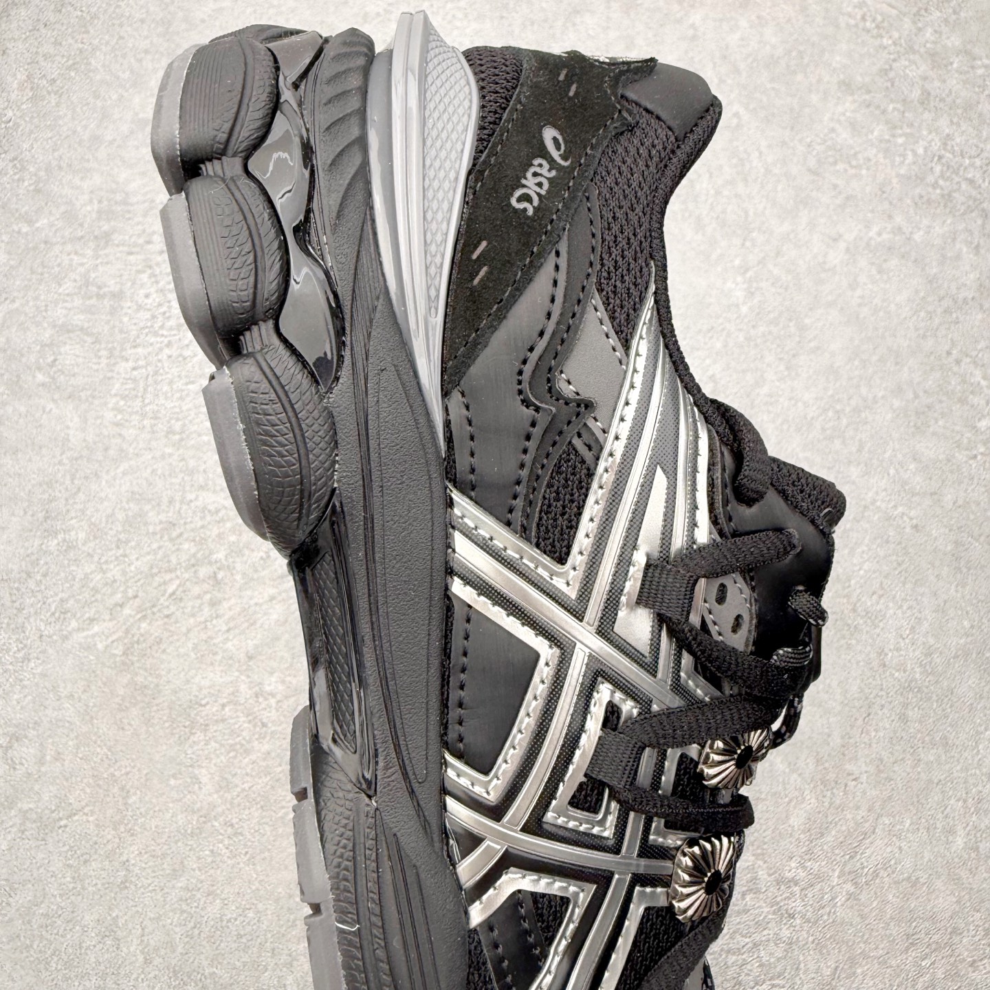 图片[6]-TOGA x ASICS Gel-Cumulus 16 TG 联名款舒适 低帮跑步鞋 男女同款 男女同款 ASICS（亚瑟士）是日本实业家鬼冢喜八郎创立的跑鞋运动品牌，名字想法源自著名的拉丁谚语“AnimaSana In Corpore Sano”，意为“健全的精神寓于强健的体魄”。正如其名字的含义，ASICS亚瑟士一直坚信保持身体的健康与活力是打造健康快乐的生活方式的最佳途径。亚瑟士的跑鞋、篮球鞋等系列集专业与美貌于一身，拥有极高的热度。2016年，ASICS在“2016年日本最佳全球品牌”排行榜名列第17名。尺码：36 37 37.5 38 39 39.5 40 40.5 41.5 42 42.5 43.5 44 45-选品中心