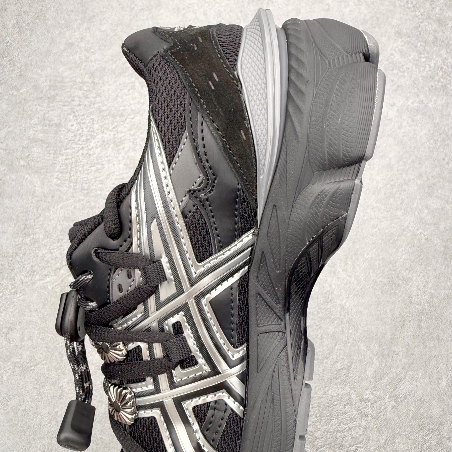 图片[7]-TOGA x ASICS Gel-Cumulus 16 TG 联名款舒适 低帮跑步鞋 男女同款 男女同款 ASICS（亚瑟士）是日本实业家鬼冢喜八郎创立的跑鞋运动品牌，名字想法源自著名的拉丁谚语“AnimaSana In Corpore Sano”，意为“健全的精神寓于强健的体魄”。正如其名字的含义，ASICS亚瑟士一直坚信保持身体的健康与活力是打造健康快乐的生活方式的最佳途径。亚瑟士的跑鞋、篮球鞋等系列集专业与美貌于一身，拥有极高的热度。2016年，ASICS在“2016年日本最佳全球品牌”排行榜名列第17名。尺码：36 37 37.5 38 39 39.5 40 40.5 41.5 42 42.5 43.5 44 45-选品中心