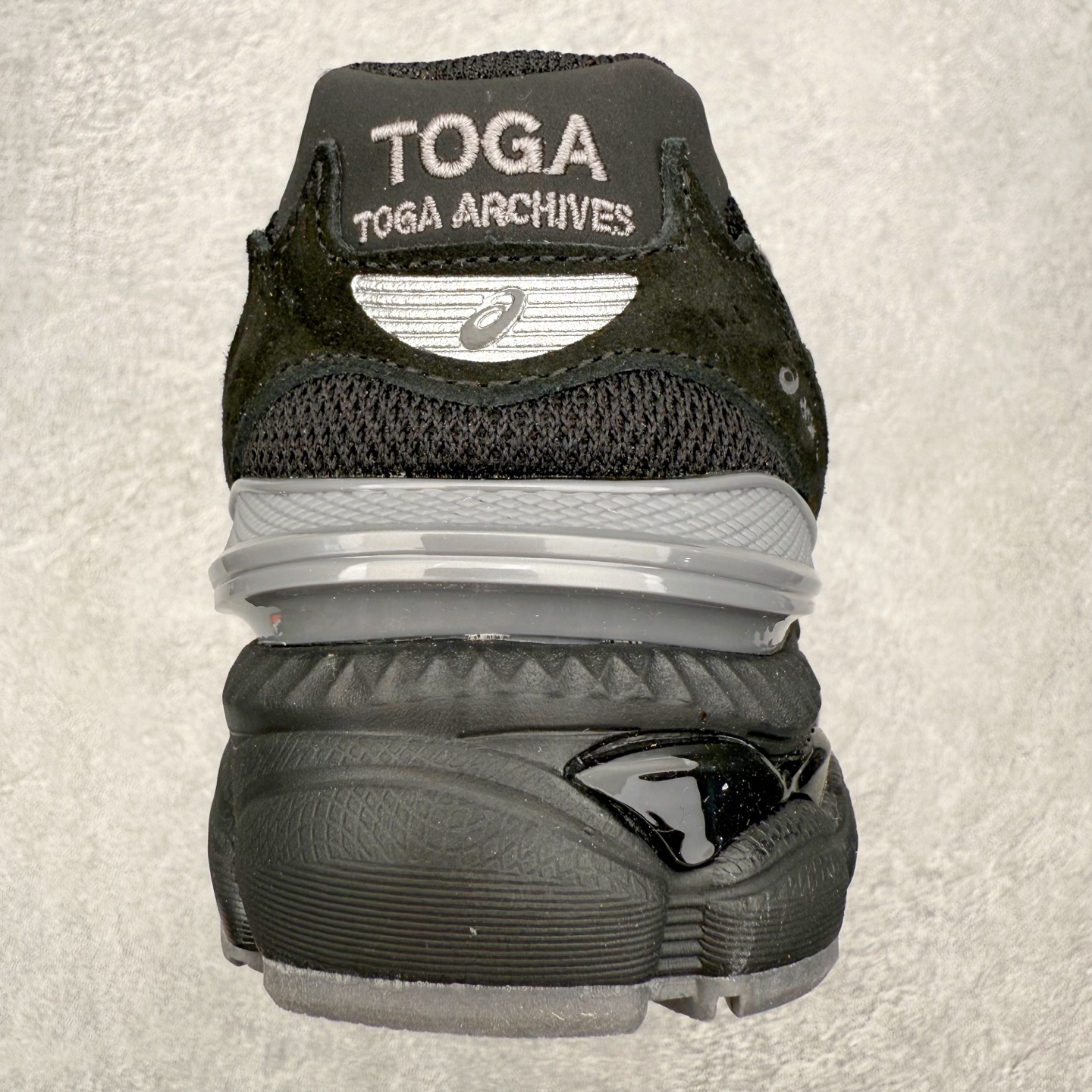 图片[8]-TOGA x ASICS Gel-Cumulus 16 TG 联名款舒适 低帮跑步鞋 男女同款 男女同款 ASICS（亚瑟士）是日本实业家鬼冢喜八郎创立的跑鞋运动品牌，名字想法源自著名的拉丁谚语“AnimaSana In Corpore Sano”，意为“健全的精神寓于强健的体魄”。正如其名字的含义，ASICS亚瑟士一直坚信保持身体的健康与活力是打造健康快乐的生活方式的最佳途径。亚瑟士的跑鞋、篮球鞋等系列集专业与美貌于一身，拥有极高的热度。2016年，ASICS在“2016年日本最佳全球品牌”排行榜名列第17名。尺码：36 37 37.5 38 39 39.5 40 40.5 41.5 42 42.5 43.5 44 45-选品中心