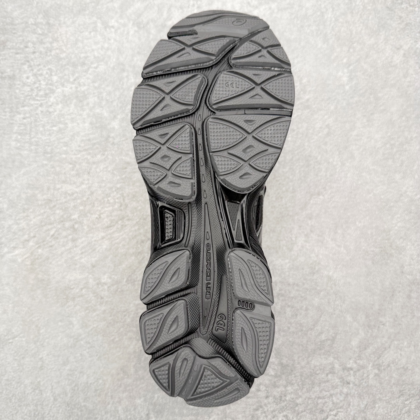 图片[9]-TOGA x ASICS Gel-Cumulus 16 TG 联名款舒适 低帮跑步鞋 男女同款 男女同款 ASICS（亚瑟士）是日本实业家鬼冢喜八郎创立的跑鞋运动品牌，名字想法源自著名的拉丁谚语“AnimaSana In Corpore Sano”，意为“健全的精神寓于强健的体魄”。正如其名字的含义，ASICS亚瑟士一直坚信保持身体的健康与活力是打造健康快乐的生活方式的最佳途径。亚瑟士的跑鞋、篮球鞋等系列集专业与美貌于一身，拥有极高的热度。2016年，ASICS在“2016年日本最佳全球品牌”排行榜名列第17名。尺码：36 37 37.5 38 39 39.5 40 40.5 41.5 42 42.5 43.5 44 45-选品中心