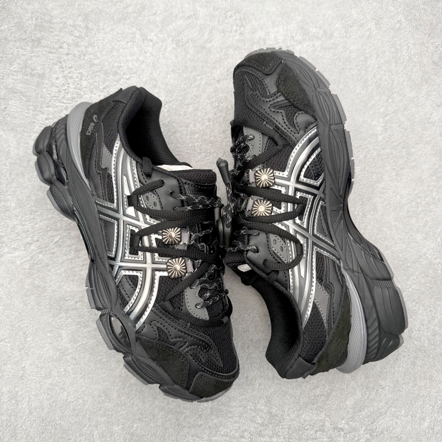 图片[3]-TOGA x ASICS Gel-Cumulus 16 TG 联名款舒适 低帮跑步鞋 男女同款 男女同款 ASICS（亚瑟士）是日本实业家鬼冢喜八郎创立的跑鞋运动品牌，名字想法源自著名的拉丁谚语“AnimaSana In Corpore Sano”，意为“健全的精神寓于强健的体魄”。正如其名字的含义，ASICS亚瑟士一直坚信保持身体的健康与活力是打造健康快乐的生活方式的最佳途径。亚瑟士的跑鞋、篮球鞋等系列集专业与美貌于一身，拥有极高的热度。2016年，ASICS在“2016年日本最佳全球品牌”排行榜名列第17名。尺码：36 37 37.5 38 39 39.5 40 40.5 41.5 42 42.5 43.5 44 45-选品中心