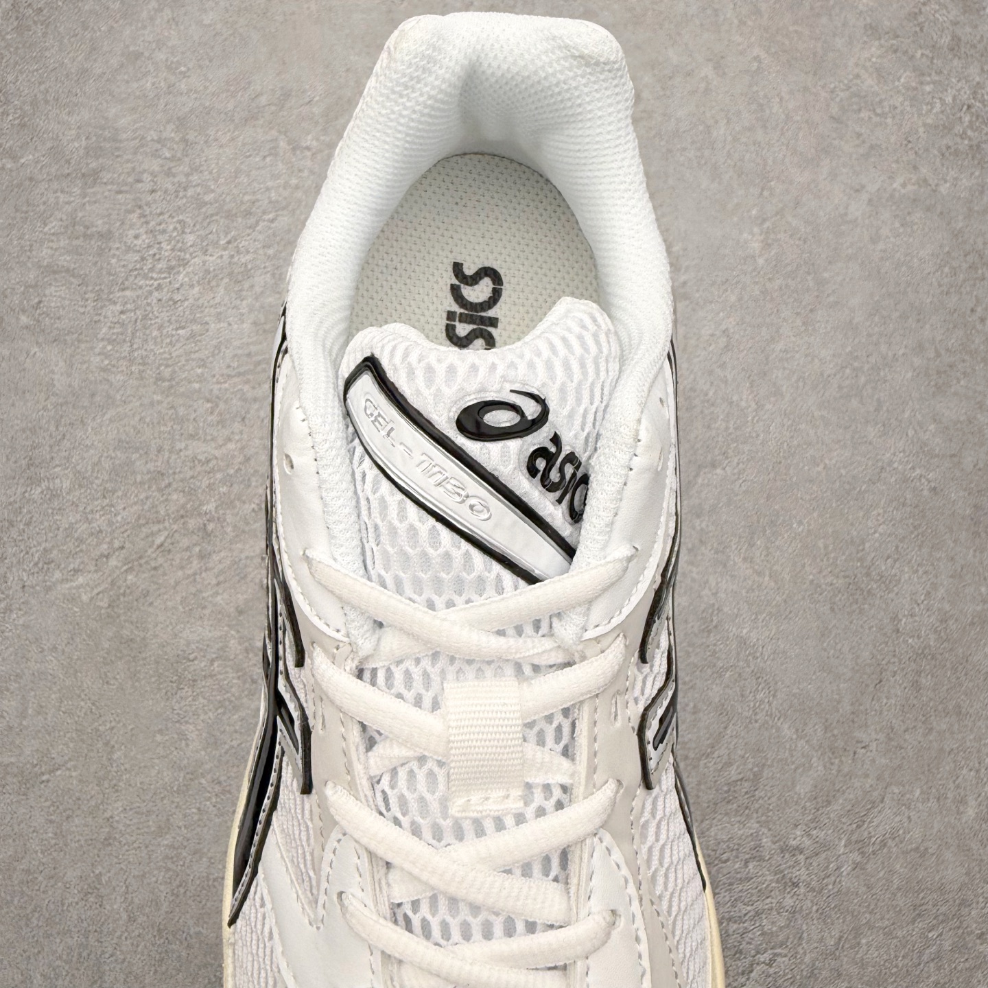 图片[5]-Asics Gel-1130 亚瑟士系列低帮复古休闲运动慢跑鞋 整双鞋在鞋面部分选用网眼布与皮革相互连接，在鞋面银色金属质感的线条中，ASICS 品牌标志性的虎爪 Logo 出现在鞋身侧面，既展现出复古美感，又加深了整双鞋的层次感。搭载着 Ortholite 鞋垫，之后再辅以 GEL 缓震胶中底和耐磨大底，在提升上脚舒适性的同时，在缓震脚感以及耐磨抓地力方面也能满足日常运动需求。尺码：36 37 37.5 38 39.5 40 40.5 41.5 42 42.5 43.5 44 45-选品中心