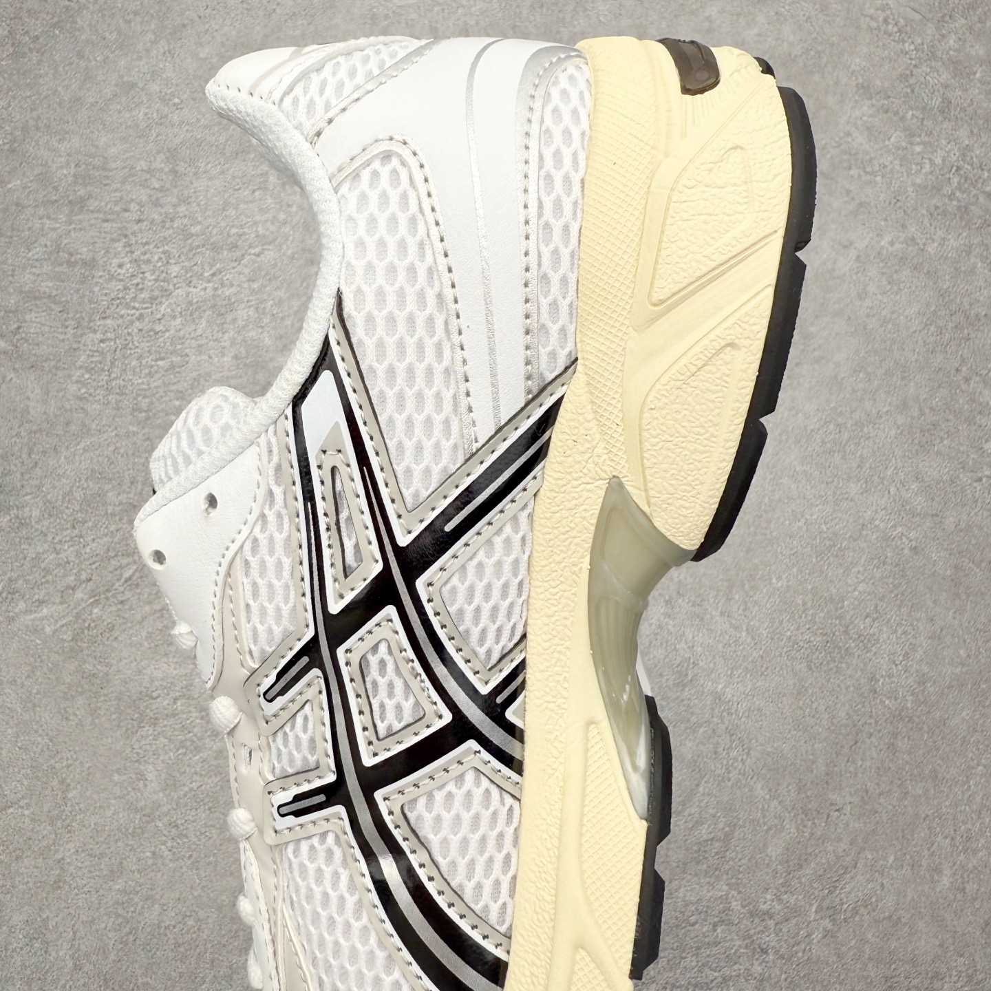 图片[7]-Asics Gel-1130 亚瑟士系列低帮复古休闲运动慢跑鞋 整双鞋在鞋面部分选用网眼布与皮革相互连接，在鞋面银色金属质感的线条中，ASICS 品牌标志性的虎爪 Logo 出现在鞋身侧面，既展现出复古美感，又加深了整双鞋的层次感。搭载着 Ortholite 鞋垫，之后再辅以 GEL 缓震胶中底和耐磨大底，在提升上脚舒适性的同时，在缓震脚感以及耐磨抓地力方面也能满足日常运动需求。尺码：36 37 37.5 38 39.5 40 40.5 41.5 42 42.5 43.5 44 45-选品中心