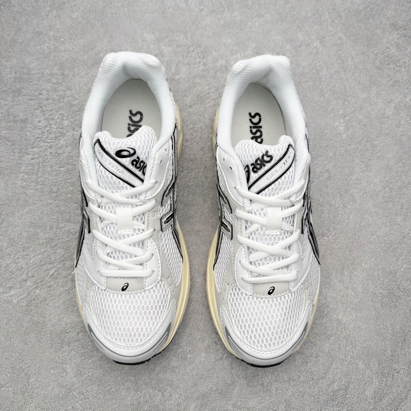 图片[2]-Asics Gel-1130 亚瑟士系列低帮复古休闲运动慢跑鞋 整双鞋在鞋面部分选用网眼布与皮革相互连接，在鞋面银色金属质感的线条中，ASICS 品牌标志性的虎爪 Logo 出现在鞋身侧面，既展现出复古美感，又加深了整双鞋的层次感。搭载着 Ortholite 鞋垫，之后再辅以 GEL 缓震胶中底和耐磨大底，在提升上脚舒适性的同时，在缓震脚感以及耐磨抓地力方面也能满足日常运动需求。尺码：36 37 37.5 38 39.5 40 40.5 41.5 42 42.5 43.5 44 45-选品中心