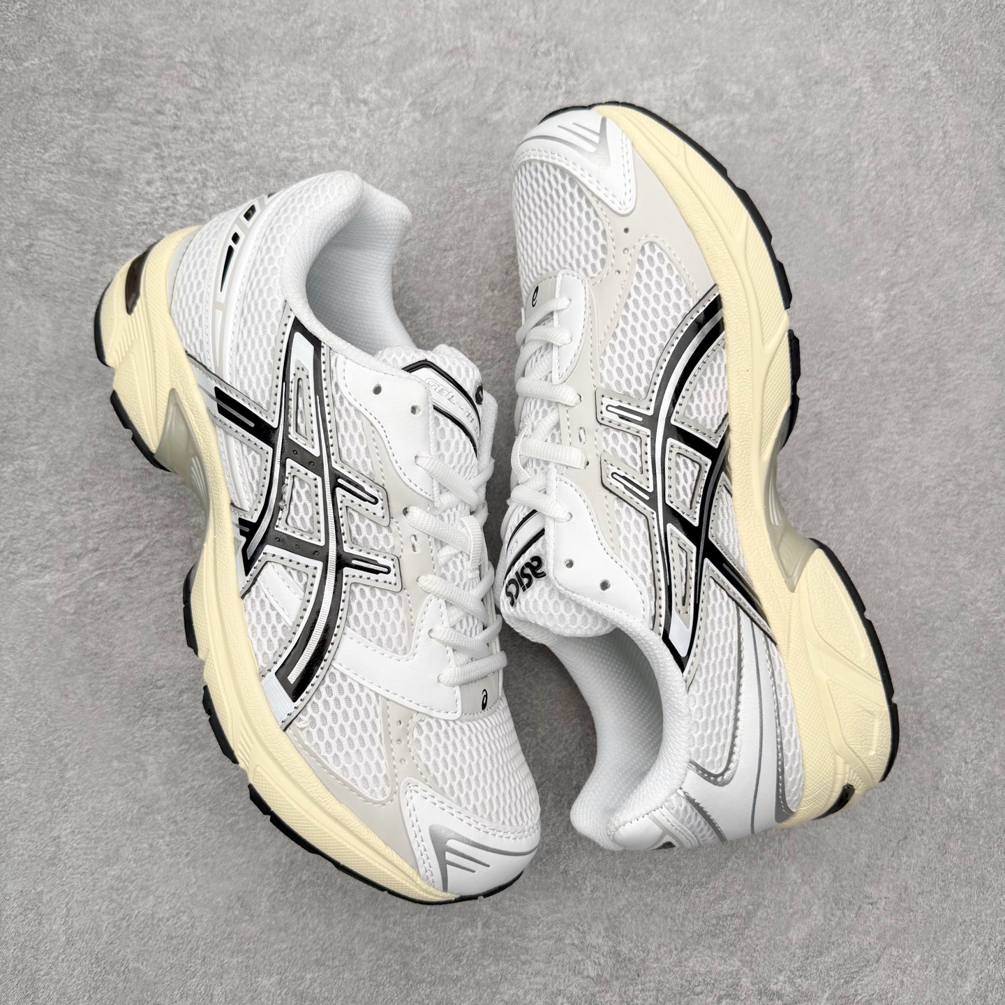 图片[3]-Asics Gel-1130 亚瑟士系列低帮复古休闲运动慢跑鞋 整双鞋在鞋面部分选用网眼布与皮革相互连接，在鞋面银色金属质感的线条中，ASICS 品牌标志性的虎爪 Logo 出现在鞋身侧面，既展现出复古美感，又加深了整双鞋的层次感。搭载着 Ortholite 鞋垫，之后再辅以 GEL 缓震胶中底和耐磨大底，在提升上脚舒适性的同时，在缓震脚感以及耐磨抓地力方面也能满足日常运动需求。尺码：36 37 37.5 38 39.5 40 40.5 41.5 42 42.5 43.5 44 45-选品中心