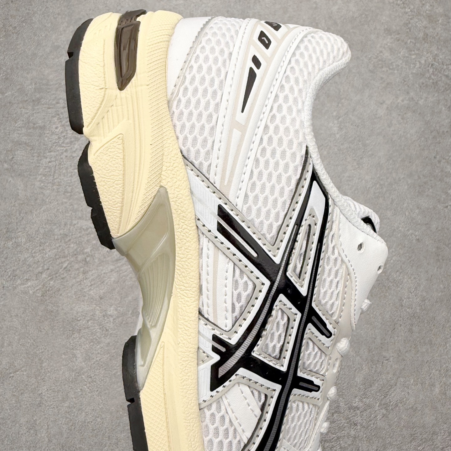 图片[6]-Asics Gel-1130 亚瑟士系列低帮复古休闲运动慢跑鞋 整双鞋在鞋面部分选用网眼布与皮革相互连接，在鞋面银色金属质感的线条中，ASICS 品牌标志性的虎爪 Logo 出现在鞋身侧面，既展现出复古美感，又加深了整双鞋的层次感。搭载着 Ortholite 鞋垫，之后再辅以 GEL 缓震胶中底和耐磨大底，在提升上脚舒适性的同时，在缓震脚感以及耐磨抓地力方面也能满足日常运动需求。尺码：36 37 37.5 38 39.5 40 40.5 41.5 42 42.5 43.5 44 45-选品中心