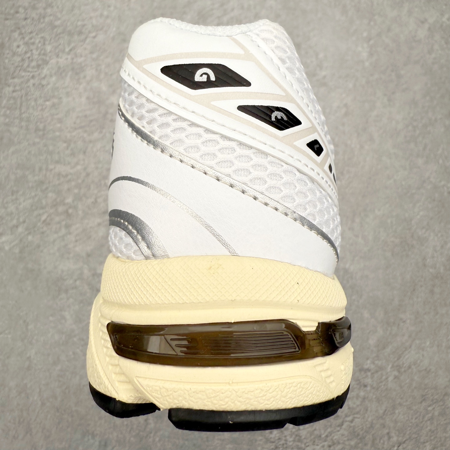 图片[8]-Asics Gel-1130 亚瑟士系列低帮复古休闲运动慢跑鞋 整双鞋在鞋面部分选用网眼布与皮革相互连接，在鞋面银色金属质感的线条中，ASICS 品牌标志性的虎爪 Logo 出现在鞋身侧面，既展现出复古美感，又加深了整双鞋的层次感。搭载着 Ortholite 鞋垫，之后再辅以 GEL 缓震胶中底和耐磨大底，在提升上脚舒适性的同时，在缓震脚感以及耐磨抓地力方面也能满足日常运动需求。尺码：36 37 37.5 38 39.5 40 40.5 41.5 42 42.5 43.5 44 45-选品中心