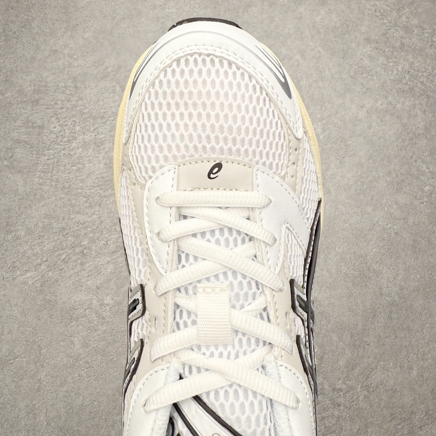 图片[4]-Asics Gel-1130 亚瑟士系列低帮复古休闲运动慢跑鞋 整双鞋在鞋面部分选用网眼布与皮革相互连接，在鞋面银色金属质感的线条中，ASICS 品牌标志性的虎爪 Logo 出现在鞋身侧面，既展现出复古美感，又加深了整双鞋的层次感。搭载着 Ortholite 鞋垫，之后再辅以 GEL 缓震胶中底和耐磨大底，在提升上脚舒适性的同时，在缓震脚感以及耐磨抓地力方面也能满足日常运动需求。尺码：36 37 37.5 38 39.5 40 40.5 41.5 42 42.5 43.5 44 45-选品中心