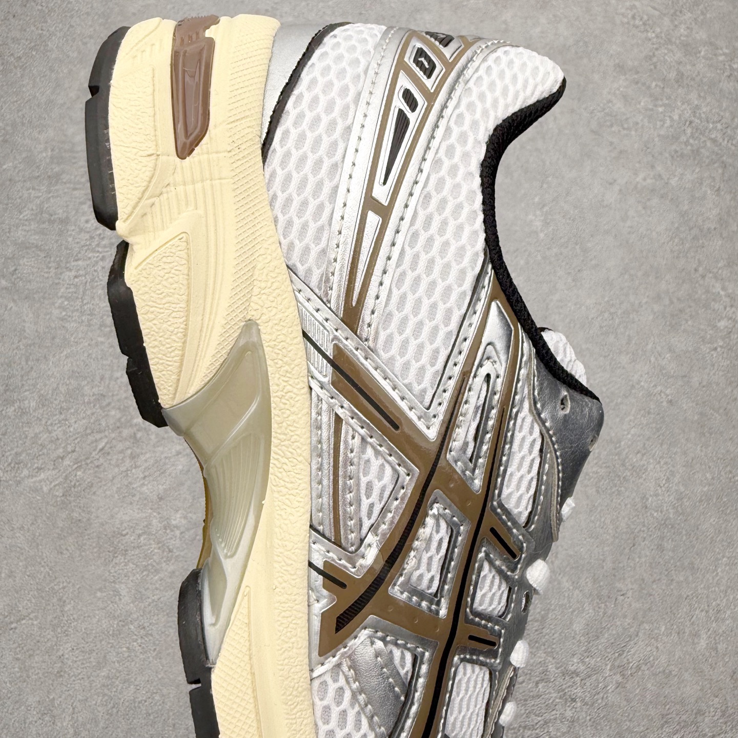 图片[6]-Asics Gel-1130 亚瑟士系列低帮复古休闲运动慢跑鞋 整双鞋在鞋面部分选用网眼布与皮革相互连接，在鞋面银色金属质感的线条中，ASICS 品牌标志性的虎爪 Logo 出现在鞋身侧面，既展现出复古美感，又加深了整双鞋的层次感。搭载着 Ortholite 鞋垫，之后再辅以 GEL 缓震胶中底和耐磨大底，在提升上脚舒适性的同时，在缓震脚感以及耐磨抓地力方面也能满足日常运动需求。尺码：36 37 37.5 38 39.5 40 40.5 41.5 42 42.5 43.5 44 45-选品中心