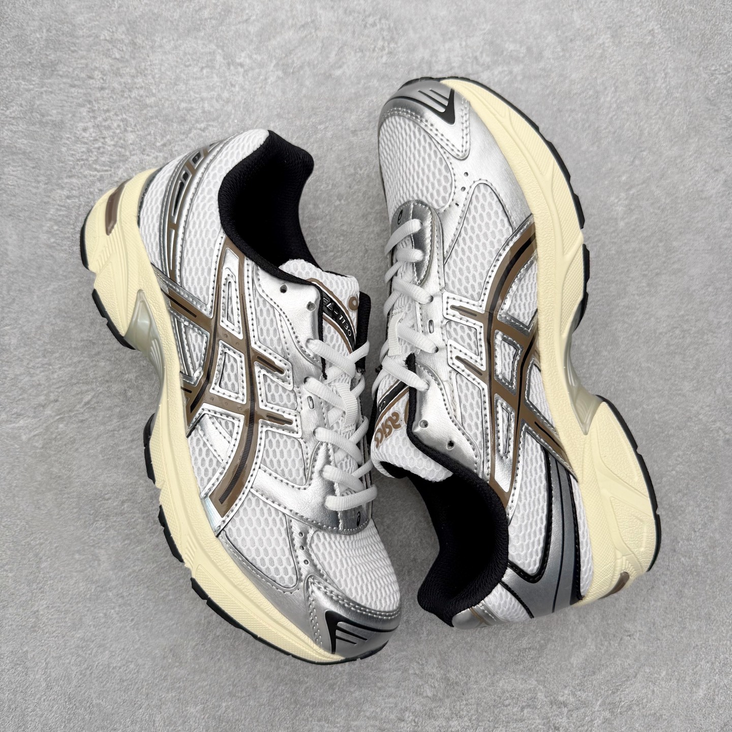 图片[3]-Asics Gel-1130 亚瑟士系列低帮复古休闲运动慢跑鞋 整双鞋在鞋面部分选用网眼布与皮革相互连接，在鞋面银色金属质感的线条中，ASICS 品牌标志性的虎爪 Logo 出现在鞋身侧面，既展现出复古美感，又加深了整双鞋的层次感。搭载着 Ortholite 鞋垫，之后再辅以 GEL 缓震胶中底和耐磨大底，在提升上脚舒适性的同时，在缓震脚感以及耐磨抓地力方面也能满足日常运动需求。尺码：36 37 37.5 38 39.5 40 40.5 41.5 42 42.5 43.5 44 45-选品中心