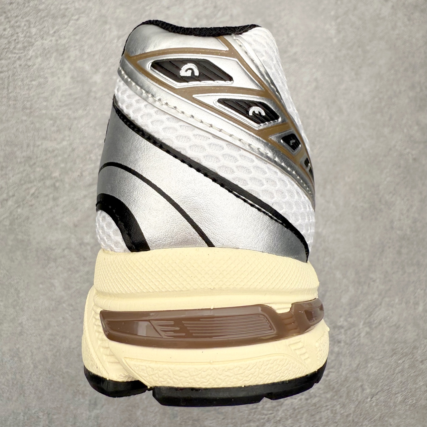 图片[8]-Asics Gel-1130 亚瑟士系列低帮复古休闲运动慢跑鞋 整双鞋在鞋面部分选用网眼布与皮革相互连接，在鞋面银色金属质感的线条中，ASICS 品牌标志性的虎爪 Logo 出现在鞋身侧面，既展现出复古美感，又加深了整双鞋的层次感。搭载着 Ortholite 鞋垫，之后再辅以 GEL 缓震胶中底和耐磨大底，在提升上脚舒适性的同时，在缓震脚感以及耐磨抓地力方面也能满足日常运动需求。尺码：36 37 37.5 38 39.5 40 40.5 41.5 42 42.5 43.5 44 45-选品中心