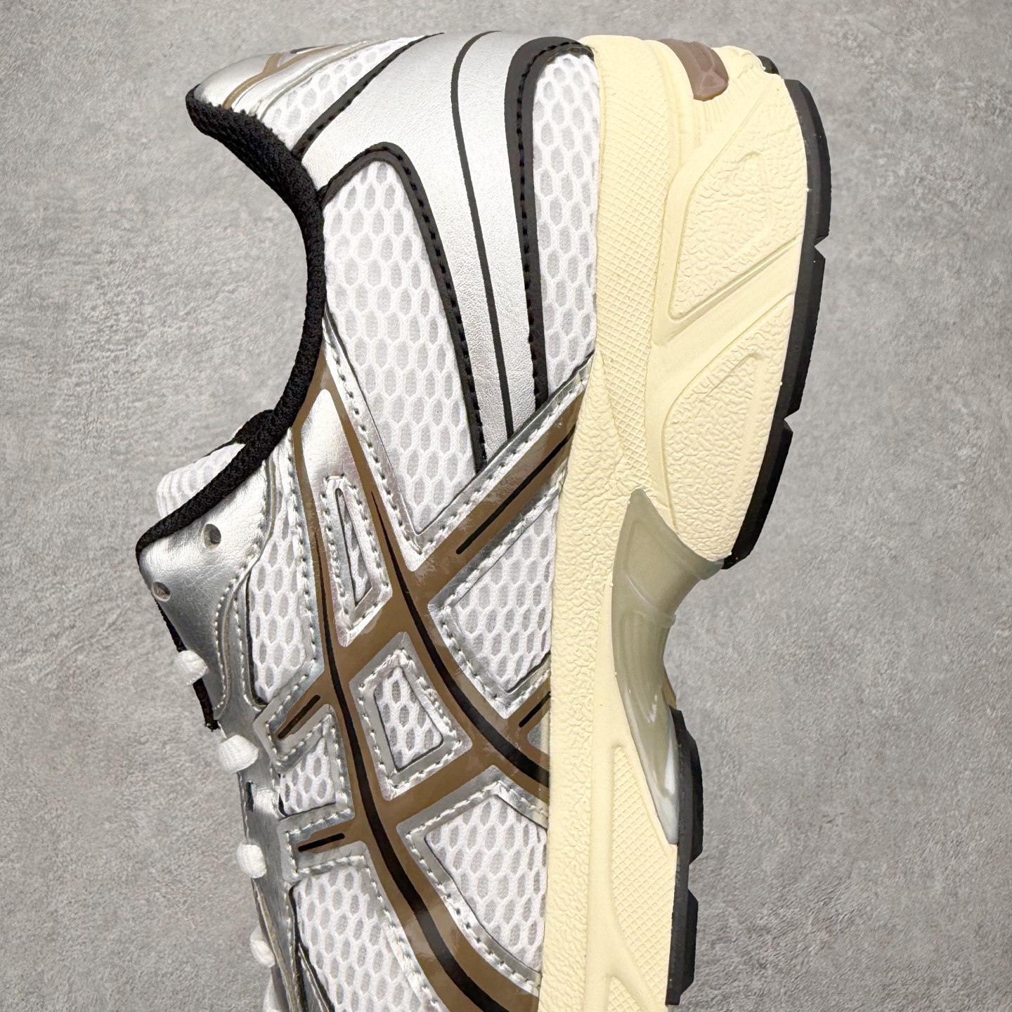 图片[7]-Asics Gel-1130 亚瑟士系列低帮复古休闲运动慢跑鞋 整双鞋在鞋面部分选用网眼布与皮革相互连接，在鞋面银色金属质感的线条中，ASICS 品牌标志性的虎爪 Logo 出现在鞋身侧面，既展现出复古美感，又加深了整双鞋的层次感。搭载着 Ortholite 鞋垫，之后再辅以 GEL 缓震胶中底和耐磨大底，在提升上脚舒适性的同时，在缓震脚感以及耐磨抓地力方面也能满足日常运动需求。尺码：36 37 37.5 38 39.5 40 40.5 41.5 42 42.5 43.5 44 45-选品中心