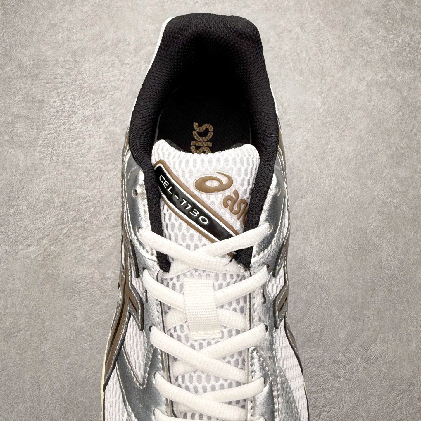 图片[5]-Asics Gel-1130 亚瑟士系列低帮复古休闲运动慢跑鞋 整双鞋在鞋面部分选用网眼布与皮革相互连接，在鞋面银色金属质感的线条中，ASICS 品牌标志性的虎爪 Logo 出现在鞋身侧面，既展现出复古美感，又加深了整双鞋的层次感。搭载着 Ortholite 鞋垫，之后再辅以 GEL 缓震胶中底和耐磨大底，在提升上脚舒适性的同时，在缓震脚感以及耐磨抓地力方面也能满足日常运动需求。尺码：36 37 37.5 38 39.5 40 40.5 41.5 42 42.5 43.5 44 45-选品中心