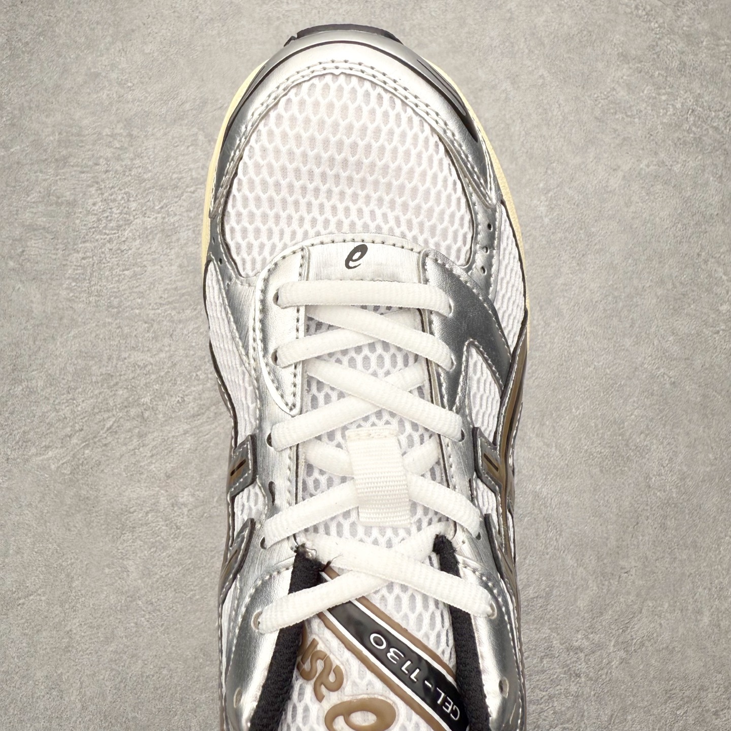 图片[4]-Asics Gel-1130 亚瑟士系列低帮复古休闲运动慢跑鞋 整双鞋在鞋面部分选用网眼布与皮革相互连接，在鞋面银色金属质感的线条中，ASICS 品牌标志性的虎爪 Logo 出现在鞋身侧面，既展现出复古美感，又加深了整双鞋的层次感。搭载着 Ortholite 鞋垫，之后再辅以 GEL 缓震胶中底和耐磨大底，在提升上脚舒适性的同时，在缓震脚感以及耐磨抓地力方面也能满足日常运动需求。尺码：36 37 37.5 38 39.5 40 40.5 41.5 42 42.5 43.5 44 45-选品中心