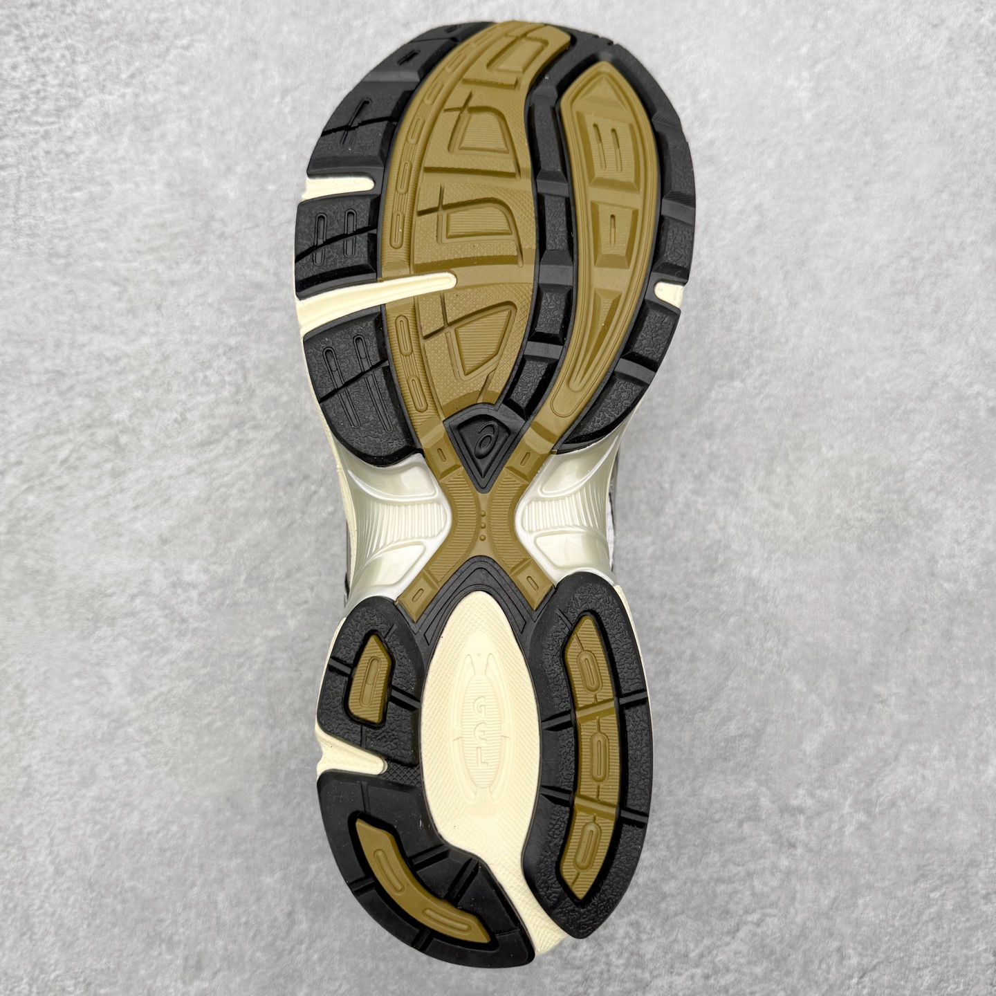 图片[9]-Asics Gel-1130 亚瑟士系列低帮复古休闲运动慢跑鞋 整双鞋在鞋面部分选用网眼布与皮革相互连接，在鞋面银色金属质感的线条中，ASICS 品牌标志性的虎爪 Logo 出现在鞋身侧面，既展现出复古美感，又加深了整双鞋的层次感。搭载着 Ortholite 鞋垫，之后再辅以 GEL 缓震胶中底和耐磨大底，在提升上脚舒适性的同时，在缓震脚感以及耐磨抓地力方面也能满足日常运动需求。尺码：36 37 37.5 38 39.5 40 40.5 41.5 42 42.5 43.5 44 45-选品中心