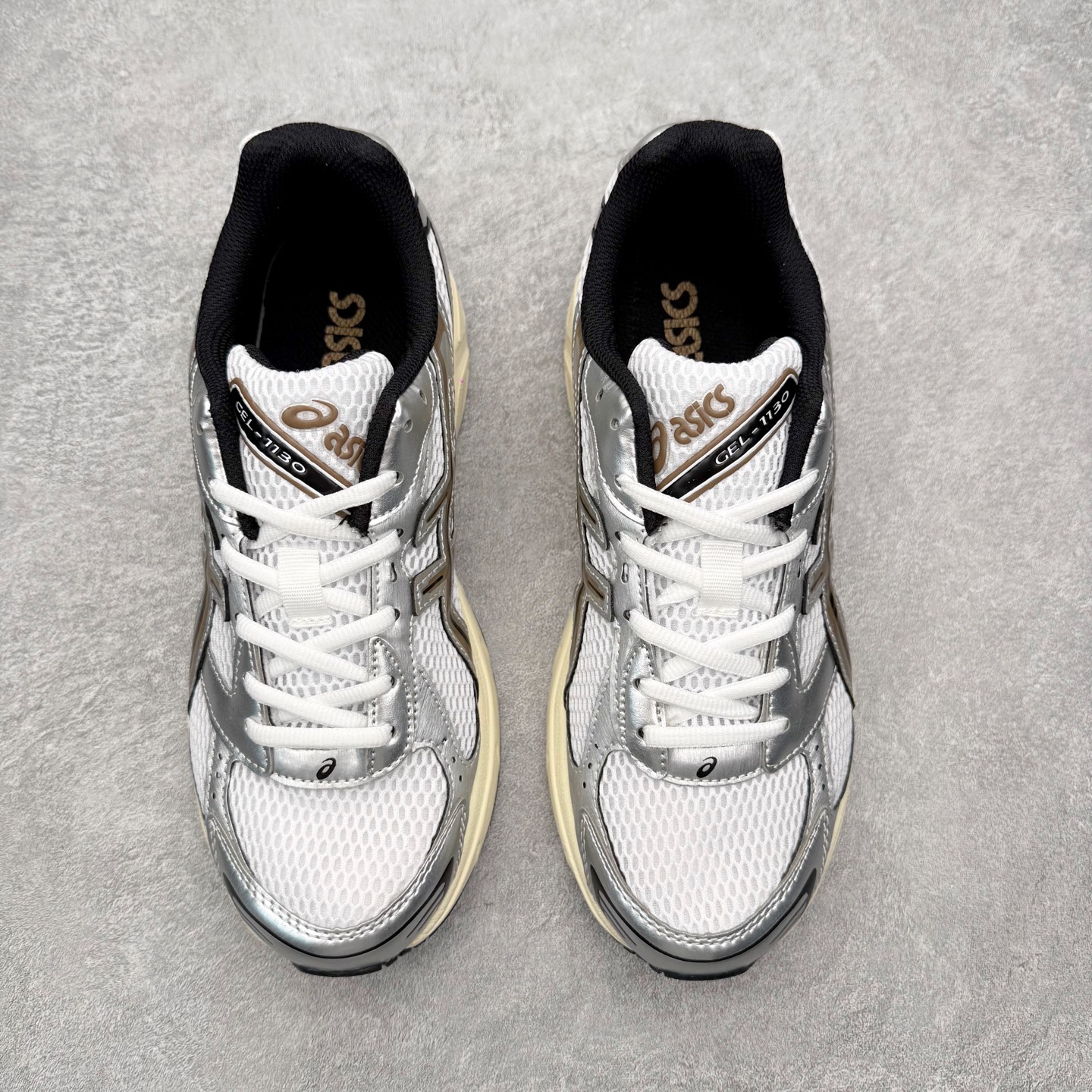 图片[2]-Asics Gel-1130 亚瑟士系列低帮复古休闲运动慢跑鞋 整双鞋在鞋面部分选用网眼布与皮革相互连接，在鞋面银色金属质感的线条中，ASICS 品牌标志性的虎爪 Logo 出现在鞋身侧面，既展现出复古美感，又加深了整双鞋的层次感。搭载着 Ortholite 鞋垫，之后再辅以 GEL 缓震胶中底和耐磨大底，在提升上脚舒适性的同时，在缓震脚感以及耐磨抓地力方面也能满足日常运动需求。尺码：36 37 37.5 38 39.5 40 40.5 41.5 42 42.5 43.5 44 45-选品中心