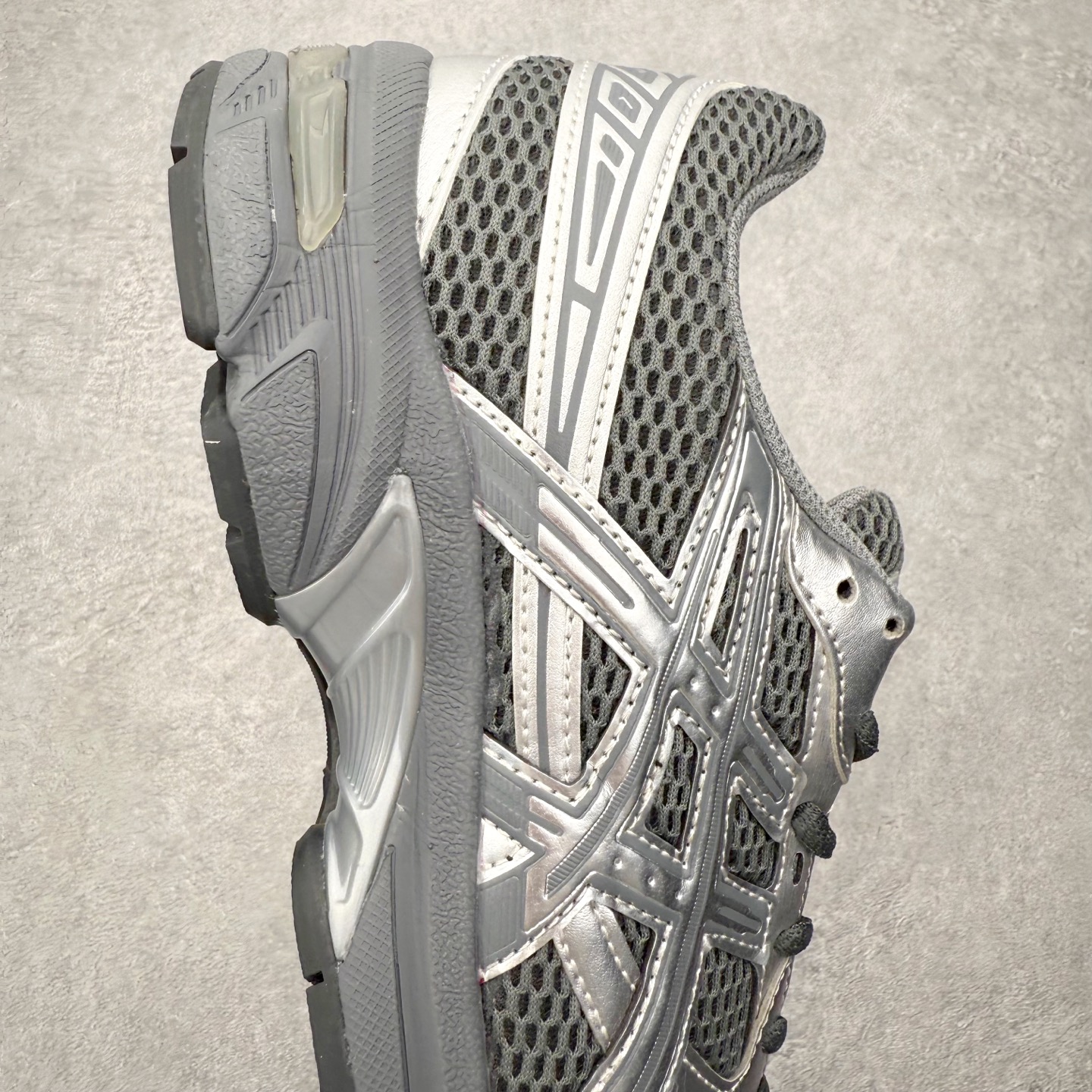 图片[6]-Asics Gel-1130 亚瑟士系列低帮复古休闲运动慢跑鞋 整双鞋在鞋面部分选用网眼布与皮革相互连接，在鞋面银色金属质感的线条中，ASICS 品牌标志性的虎爪 Logo 出现在鞋身侧面，既展现出复古美感，又加深了整双鞋的层次感。搭载着 Ortholite 鞋垫，之后再辅以 GEL 缓震胶中底和耐磨大底，在提升上脚舒适性的同时，在缓震脚感以及耐磨抓地力方面也能满足日常运动需求。尺码：36 37 37.5 38 39.5 40 40.5 41.5 42 42.5 43.5 44 45-选品中心