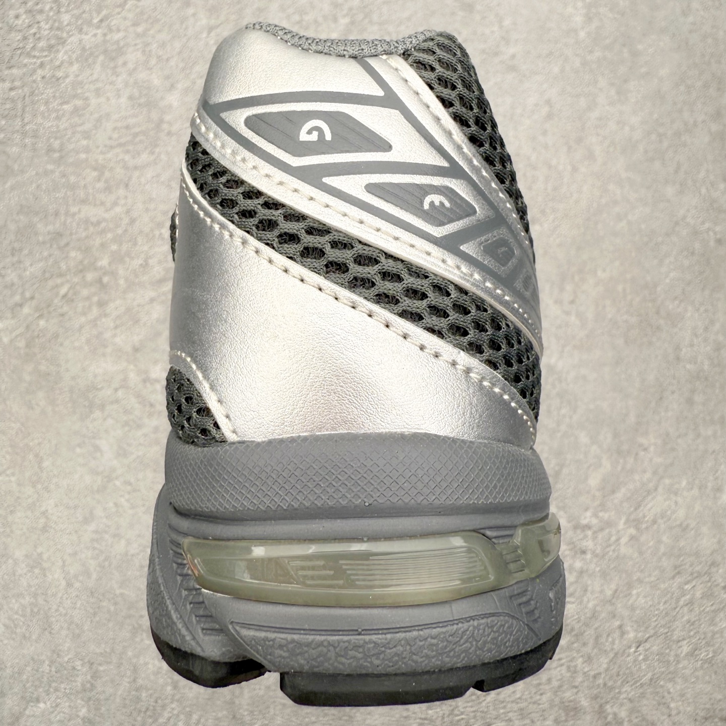 图片[8]-Asics Gel-1130 亚瑟士系列低帮复古休闲运动慢跑鞋 整双鞋在鞋面部分选用网眼布与皮革相互连接，在鞋面银色金属质感的线条中，ASICS 品牌标志性的虎爪 Logo 出现在鞋身侧面，既展现出复古美感，又加深了整双鞋的层次感。搭载着 Ortholite 鞋垫，之后再辅以 GEL 缓震胶中底和耐磨大底，在提升上脚舒适性的同时，在缓震脚感以及耐磨抓地力方面也能满足日常运动需求。尺码：36 37 37.5 38 39.5 40 40.5 41.5 42 42.5 43.5 44 45-选品中心