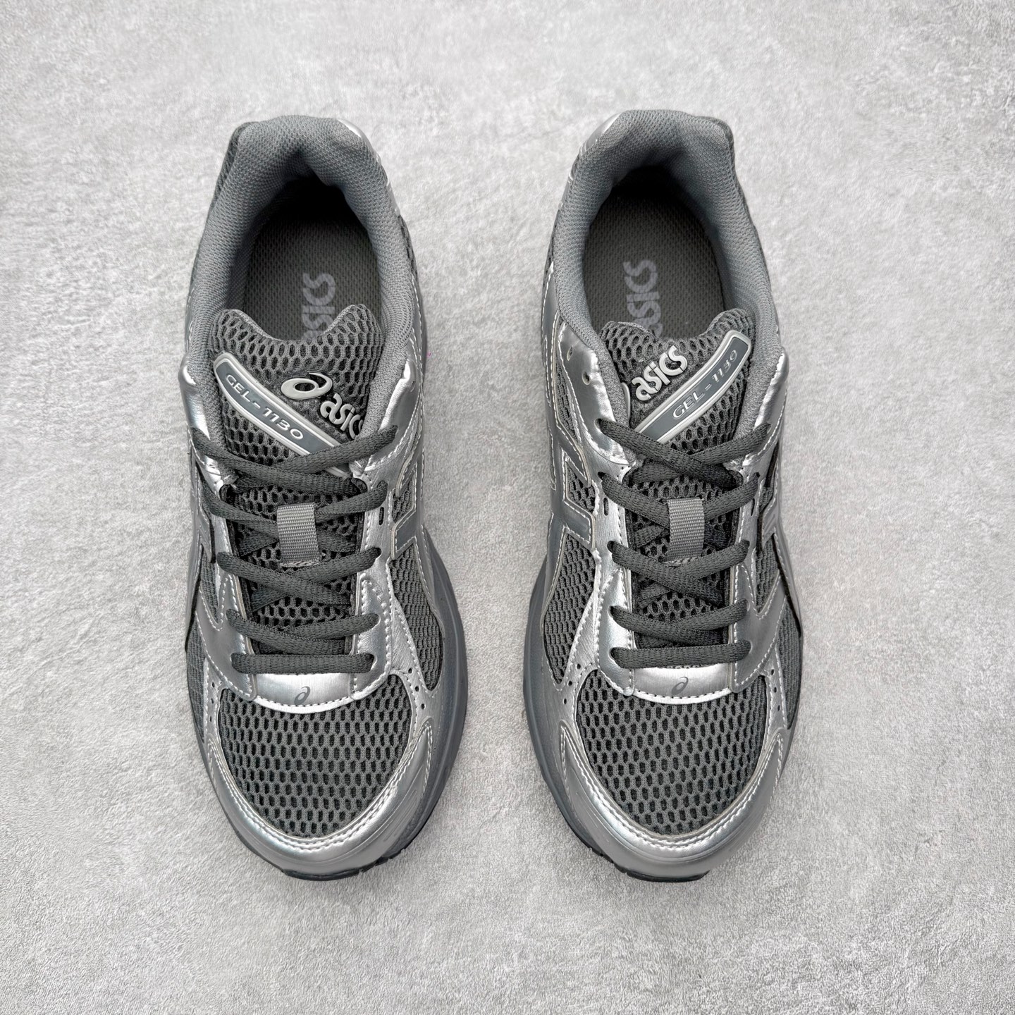 图片[2]-Asics Gel-1130 亚瑟士系列低帮复古休闲运动慢跑鞋 整双鞋在鞋面部分选用网眼布与皮革相互连接，在鞋面银色金属质感的线条中，ASICS 品牌标志性的虎爪 Logo 出现在鞋身侧面，既展现出复古美感，又加深了整双鞋的层次感。搭载着 Ortholite 鞋垫，之后再辅以 GEL 缓震胶中底和耐磨大底，在提升上脚舒适性的同时，在缓震脚感以及耐磨抓地力方面也能满足日常运动需求。尺码：36 37 37.5 38 39.5 40 40.5 41.5 42 42.5 43.5 44 45-选品中心