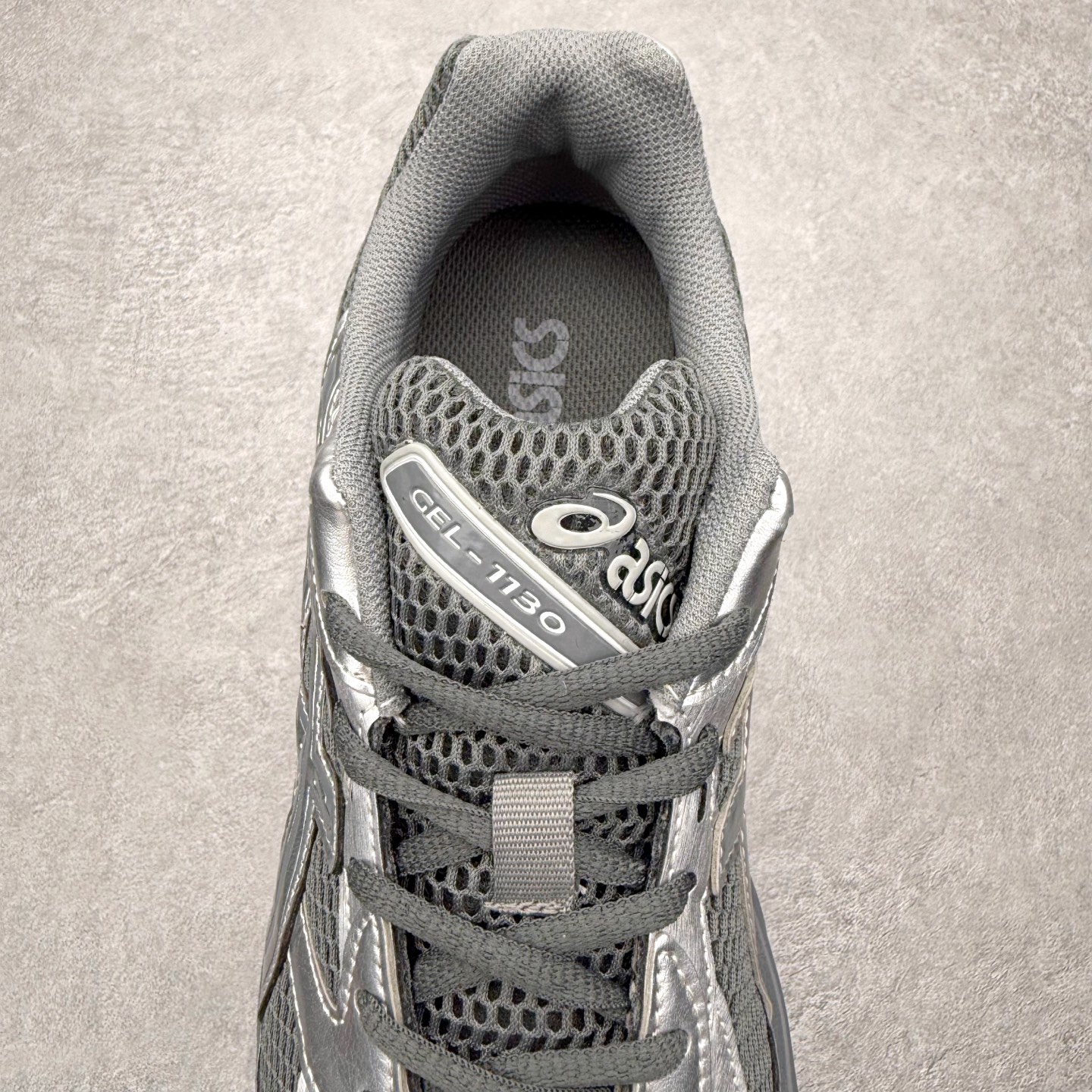 图片[5]-Asics Gel-1130 亚瑟士系列低帮复古休闲运动慢跑鞋 整双鞋在鞋面部分选用网眼布与皮革相互连接，在鞋面银色金属质感的线条中，ASICS 品牌标志性的虎爪 Logo 出现在鞋身侧面，既展现出复古美感，又加深了整双鞋的层次感。搭载着 Ortholite 鞋垫，之后再辅以 GEL 缓震胶中底和耐磨大底，在提升上脚舒适性的同时，在缓震脚感以及耐磨抓地力方面也能满足日常运动需求。尺码：36 37 37.5 38 39.5 40 40.5 41.5 42 42.5 43.5 44 45-选品中心