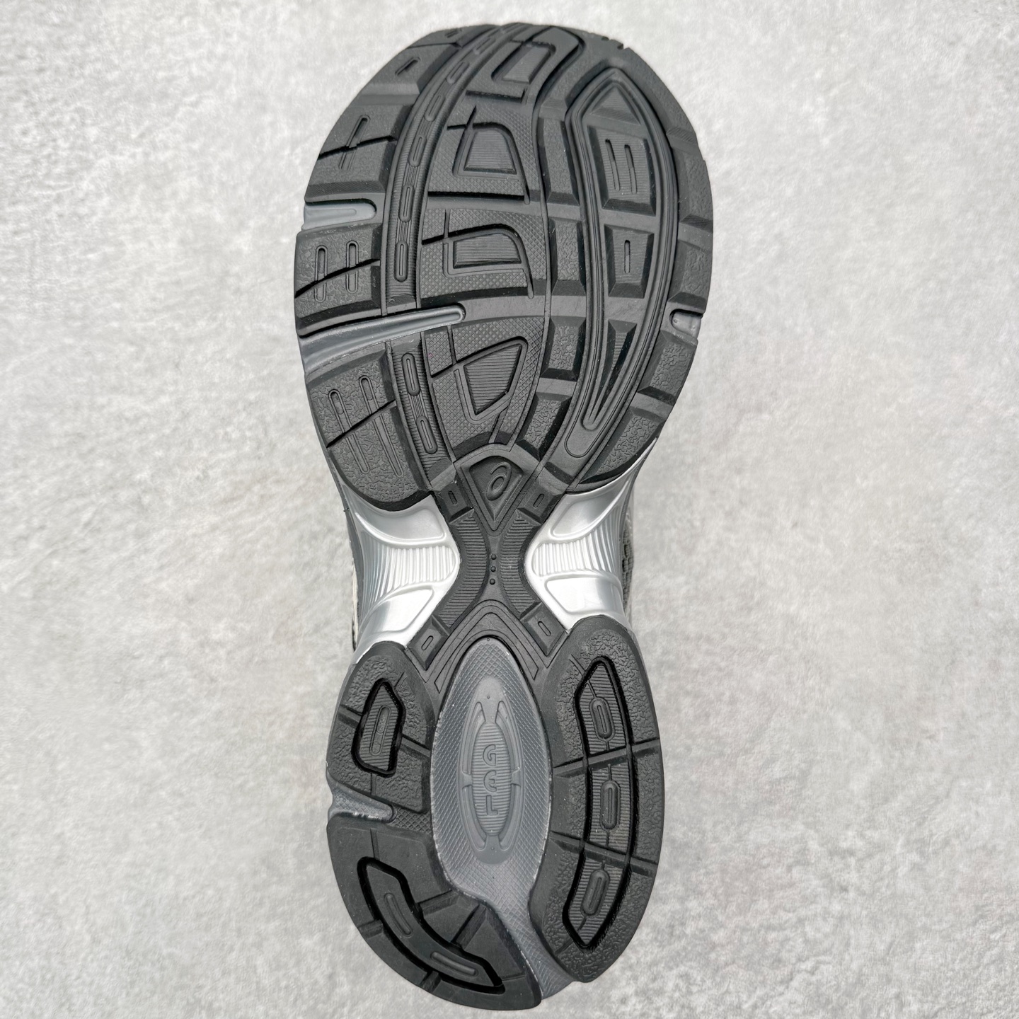 图片[9]-Asics Gel-1130 亚瑟士系列低帮复古休闲运动慢跑鞋 整双鞋在鞋面部分选用网眼布与皮革相互连接，在鞋面银色金属质感的线条中，ASICS 品牌标志性的虎爪 Logo 出现在鞋身侧面，既展现出复古美感，又加深了整双鞋的层次感。搭载着 Ortholite 鞋垫，之后再辅以 GEL 缓震胶中底和耐磨大底，在提升上脚舒适性的同时，在缓震脚感以及耐磨抓地力方面也能满足日常运动需求。尺码：36 37 37.5 38 39.5 40 40.5 41.5 42 42.5 43.5 44 45-选品中心