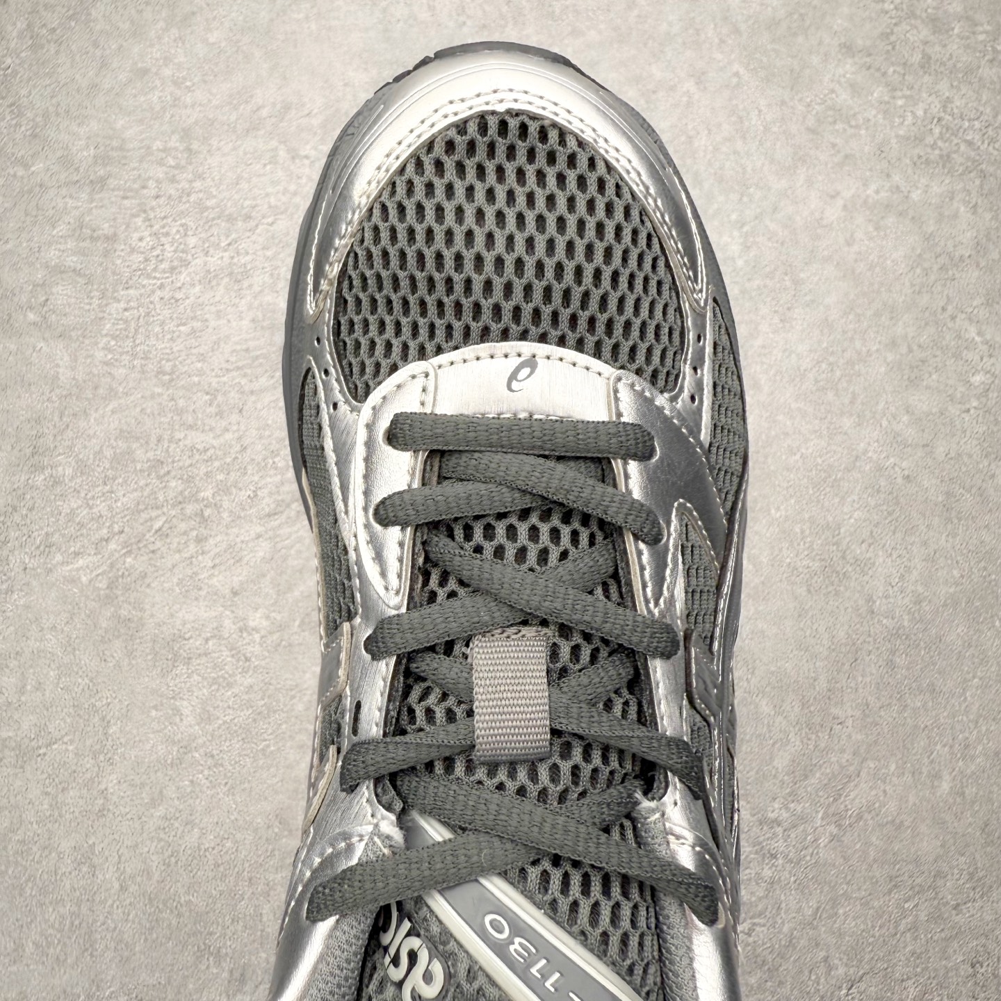 图片[4]-Asics Gel-1130 亚瑟士系列低帮复古休闲运动慢跑鞋 整双鞋在鞋面部分选用网眼布与皮革相互连接，在鞋面银色金属质感的线条中，ASICS 品牌标志性的虎爪 Logo 出现在鞋身侧面，既展现出复古美感，又加深了整双鞋的层次感。搭载着 Ortholite 鞋垫，之后再辅以 GEL 缓震胶中底和耐磨大底，在提升上脚舒适性的同时，在缓震脚感以及耐磨抓地力方面也能满足日常运动需求。尺码：36 37 37.5 38 39.5 40 40.5 41.5 42 42.5 43.5 44 45-选品中心