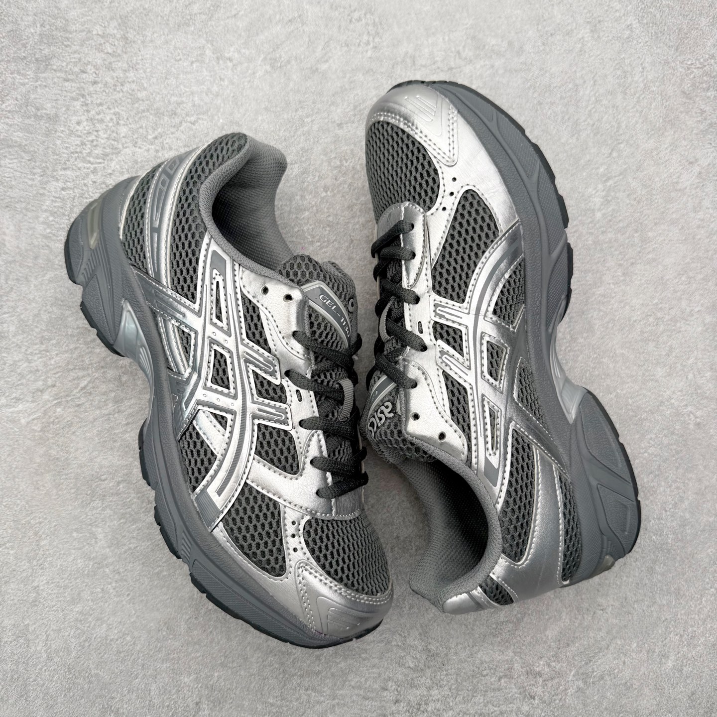 图片[3]-Asics Gel-1130 亚瑟士系列低帮复古休闲运动慢跑鞋 整双鞋在鞋面部分选用网眼布与皮革相互连接，在鞋面银色金属质感的线条中，ASICS 品牌标志性的虎爪 Logo 出现在鞋身侧面，既展现出复古美感，又加深了整双鞋的层次感。搭载着 Ortholite 鞋垫，之后再辅以 GEL 缓震胶中底和耐磨大底，在提升上脚舒适性的同时，在缓震脚感以及耐磨抓地力方面也能满足日常运动需求。尺码：36 37 37.5 38 39.5 40 40.5 41.5 42 42.5 43.5 44 45-选品中心