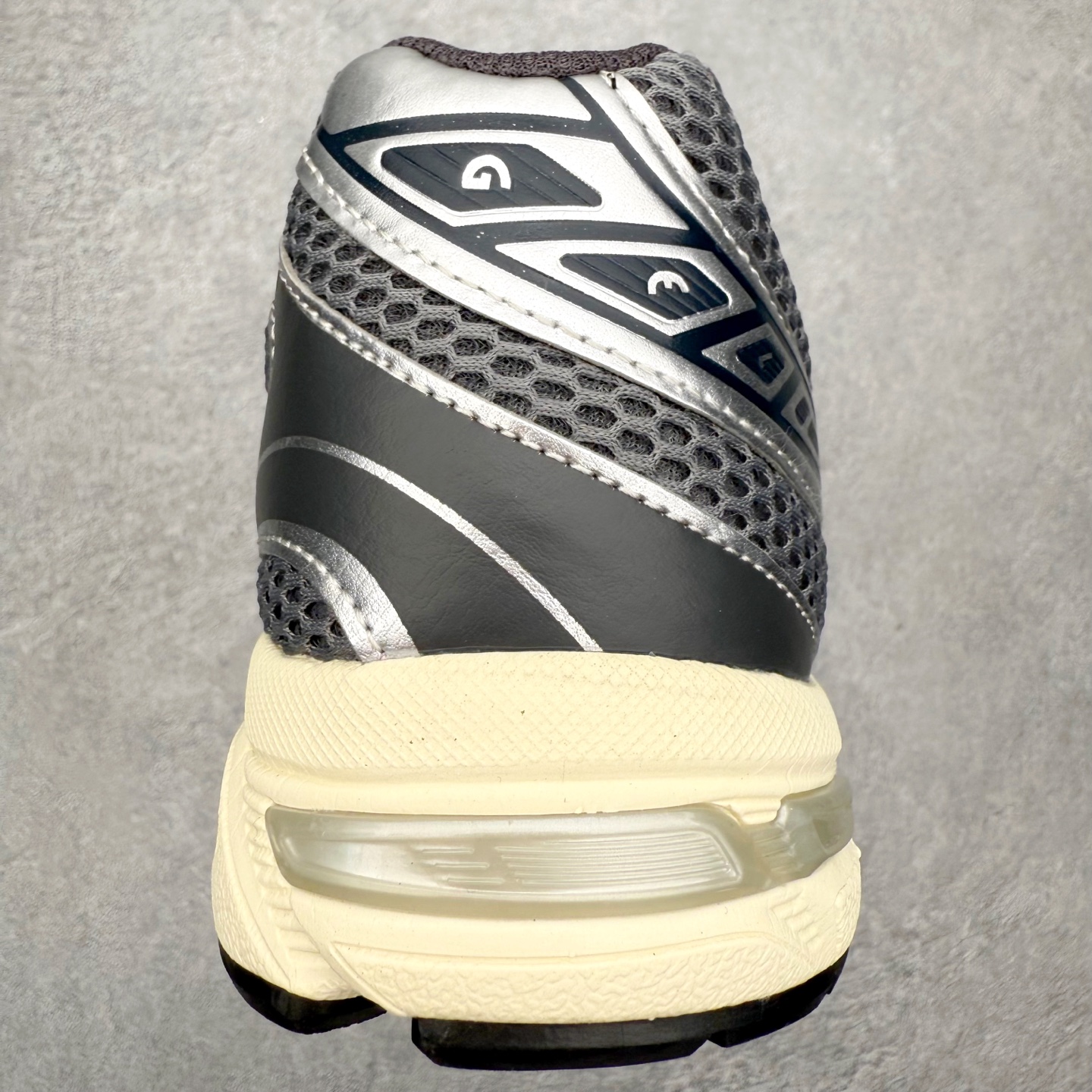 图片[8]-Asics Gel-1130 亚瑟士系列低帮复古休闲运动慢跑鞋 整双鞋在鞋面部分选用网眼布与皮革相互连接，在鞋面银色金属质感的线条中，ASICS 品牌标志性的虎爪 Logo 出现在鞋身侧面，既展现出复古美感，又加深了整双鞋的层次感。搭载着 Ortholite 鞋垫，之后再辅以 GEL 缓震胶中底和耐磨大底，在提升上脚舒适性的同时，在缓震脚感以及耐磨抓地力方面也能满足日常运动需求。尺码：36 37 37.5 38 39.5 40 40.5 41.5 42 42.5 43.5 44 45-选品中心