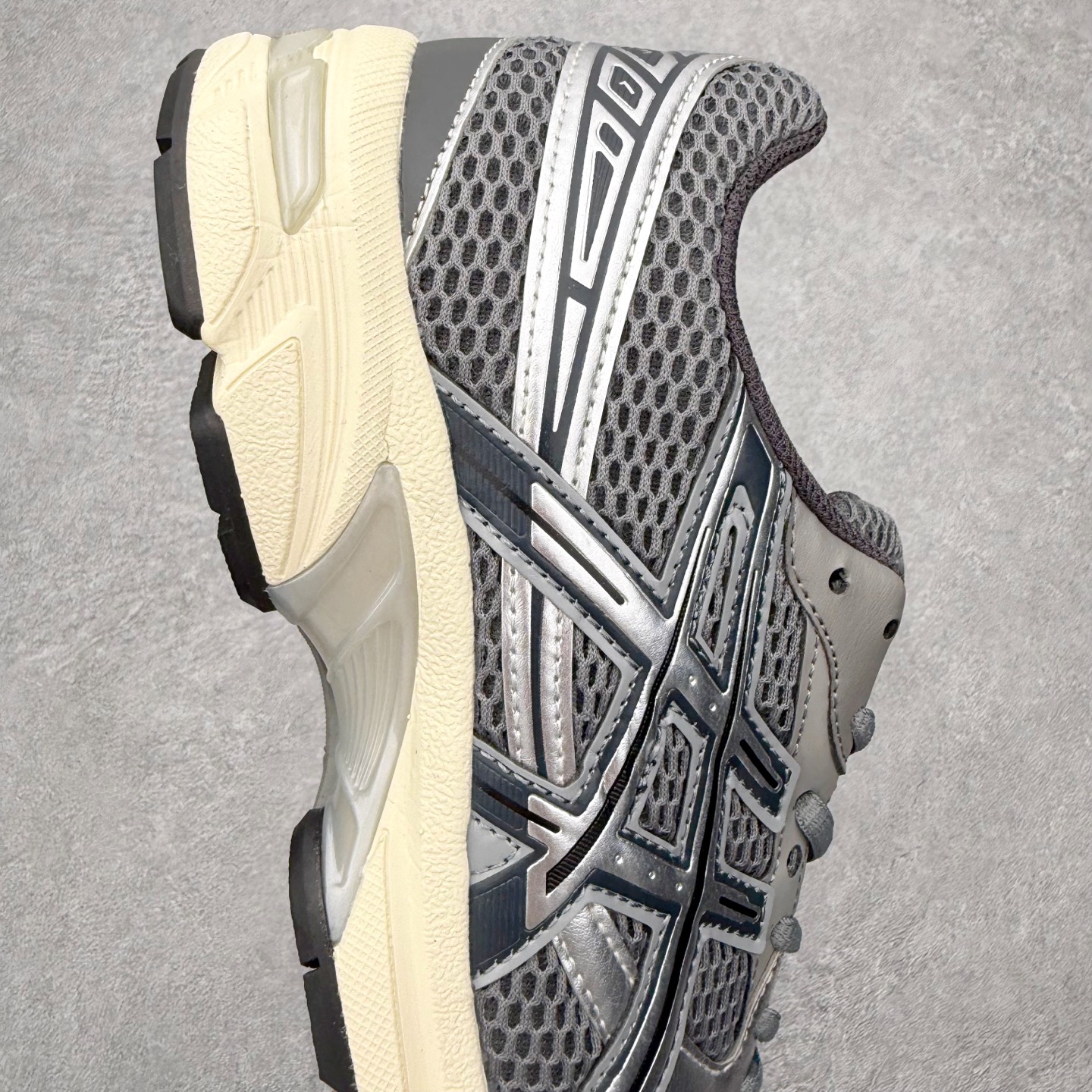 图片[6]-Asics Gel-1130 亚瑟士系列低帮复古休闲运动慢跑鞋 整双鞋在鞋面部分选用网眼布与皮革相互连接，在鞋面银色金属质感的线条中，ASICS 品牌标志性的虎爪 Logo 出现在鞋身侧面，既展现出复古美感，又加深了整双鞋的层次感。搭载着 Ortholite 鞋垫，之后再辅以 GEL 缓震胶中底和耐磨大底，在提升上脚舒适性的同时，在缓震脚感以及耐磨抓地力方面也能满足日常运动需求。尺码：36 37 37.5 38 39.5 40 40.5 41.5 42 42.5 43.5 44 45-选品中心