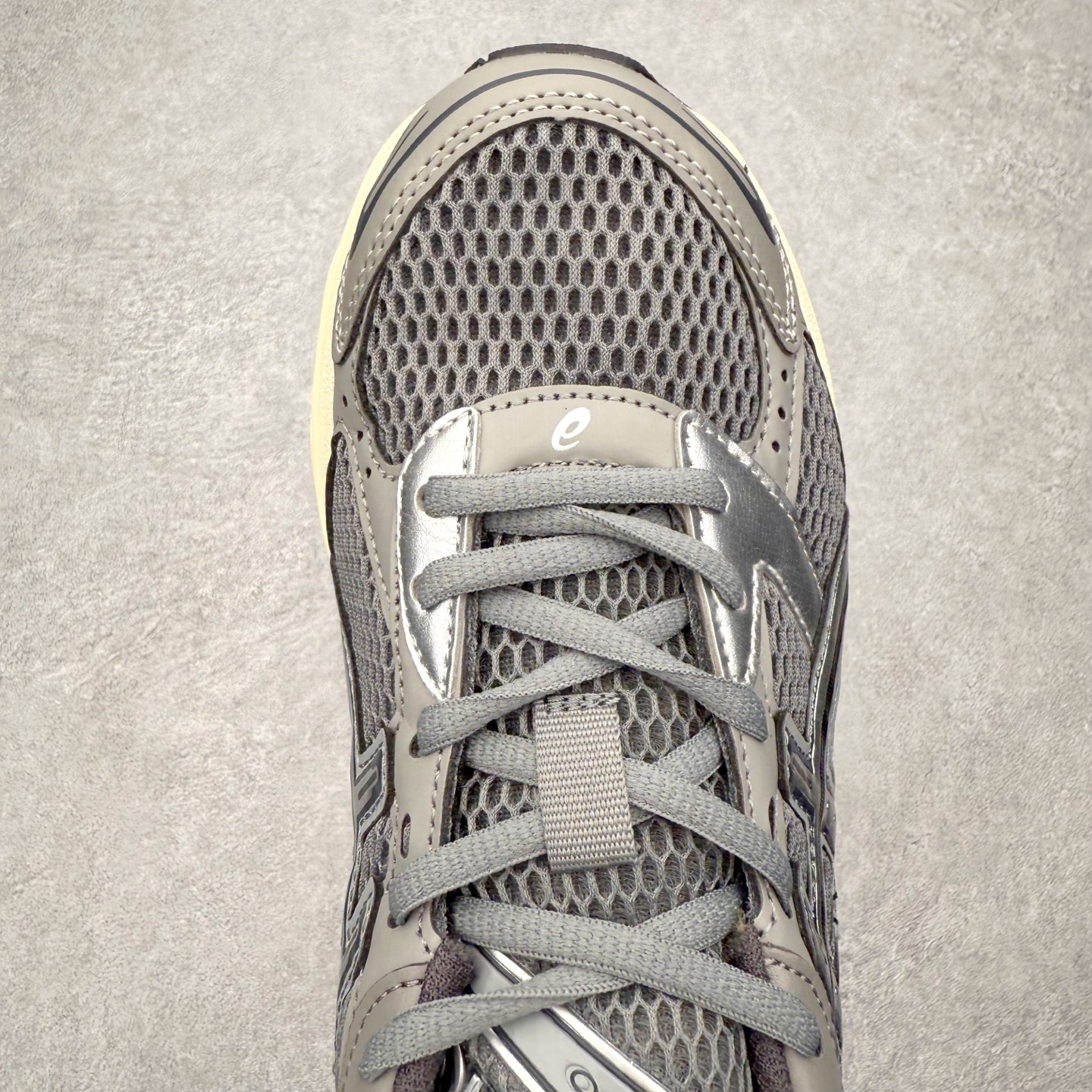 图片[4]-Asics Gel-1130 亚瑟士系列低帮复古休闲运动慢跑鞋 整双鞋在鞋面部分选用网眼布与皮革相互连接，在鞋面银色金属质感的线条中，ASICS 品牌标志性的虎爪 Logo 出现在鞋身侧面，既展现出复古美感，又加深了整双鞋的层次感。搭载着 Ortholite 鞋垫，之后再辅以 GEL 缓震胶中底和耐磨大底，在提升上脚舒适性的同时，在缓震脚感以及耐磨抓地力方面也能满足日常运动需求。尺码：36 37 37.5 38 39.5 40 40.5 41.5 42 42.5 43.5 44 45-选品中心