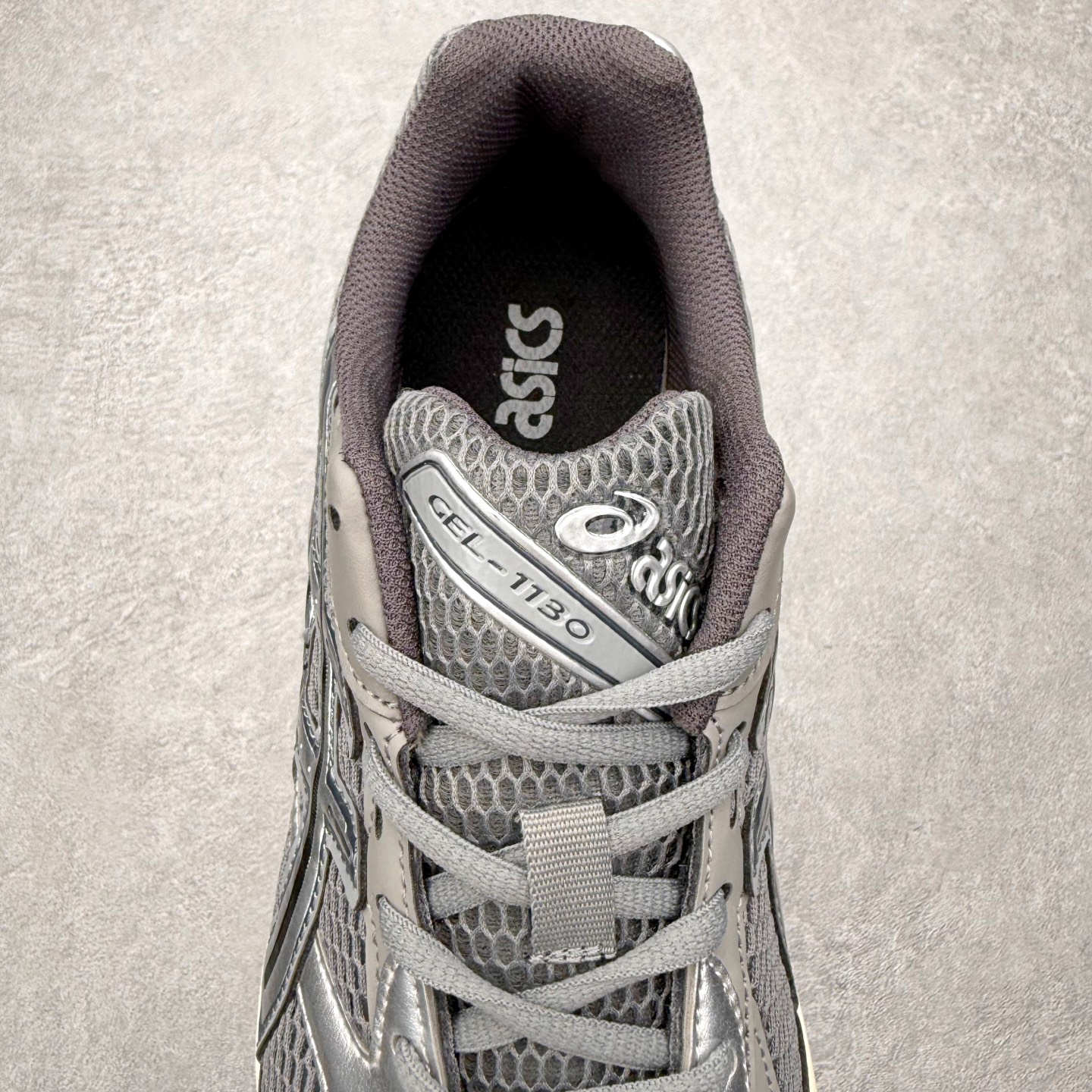 图片[5]-Asics Gel-1130 亚瑟士系列低帮复古休闲运动慢跑鞋 整双鞋在鞋面部分选用网眼布与皮革相互连接，在鞋面银色金属质感的线条中，ASICS 品牌标志性的虎爪 Logo 出现在鞋身侧面，既展现出复古美感，又加深了整双鞋的层次感。搭载着 Ortholite 鞋垫，之后再辅以 GEL 缓震胶中底和耐磨大底，在提升上脚舒适性的同时，在缓震脚感以及耐磨抓地力方面也能满足日常运动需求。尺码：36 37 37.5 38 39.5 40 40.5 41.5 42 42.5 43.5 44 45-选品中心