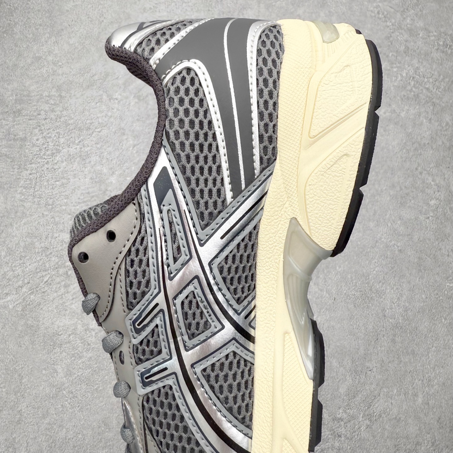 图片[7]-Asics Gel-1130 亚瑟士系列低帮复古休闲运动慢跑鞋 整双鞋在鞋面部分选用网眼布与皮革相互连接，在鞋面银色金属质感的线条中，ASICS 品牌标志性的虎爪 Logo 出现在鞋身侧面，既展现出复古美感，又加深了整双鞋的层次感。搭载着 Ortholite 鞋垫，之后再辅以 GEL 缓震胶中底和耐磨大底，在提升上脚舒适性的同时，在缓震脚感以及耐磨抓地力方面也能满足日常运动需求。尺码：36 37 37.5 38 39.5 40 40.5 41.5 42 42.5 43.5 44 45-选品中心