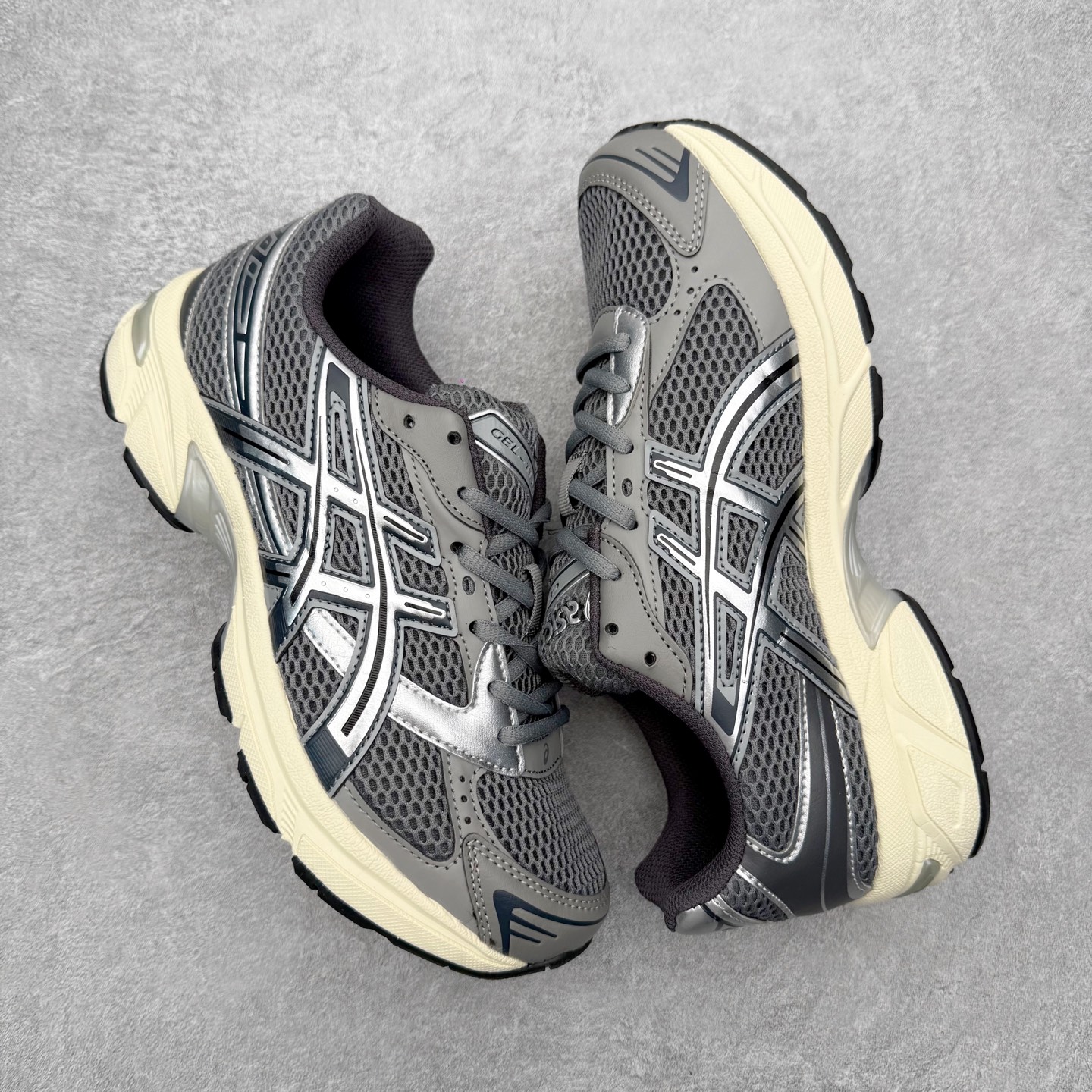 图片[3]-Asics Gel-1130 亚瑟士系列低帮复古休闲运动慢跑鞋 整双鞋在鞋面部分选用网眼布与皮革相互连接，在鞋面银色金属质感的线条中，ASICS 品牌标志性的虎爪 Logo 出现在鞋身侧面，既展现出复古美感，又加深了整双鞋的层次感。搭载着 Ortholite 鞋垫，之后再辅以 GEL 缓震胶中底和耐磨大底，在提升上脚舒适性的同时，在缓震脚感以及耐磨抓地力方面也能满足日常运动需求。尺码：36 37 37.5 38 39.5 40 40.5 41.5 42 42.5 43.5 44 45-选品中心