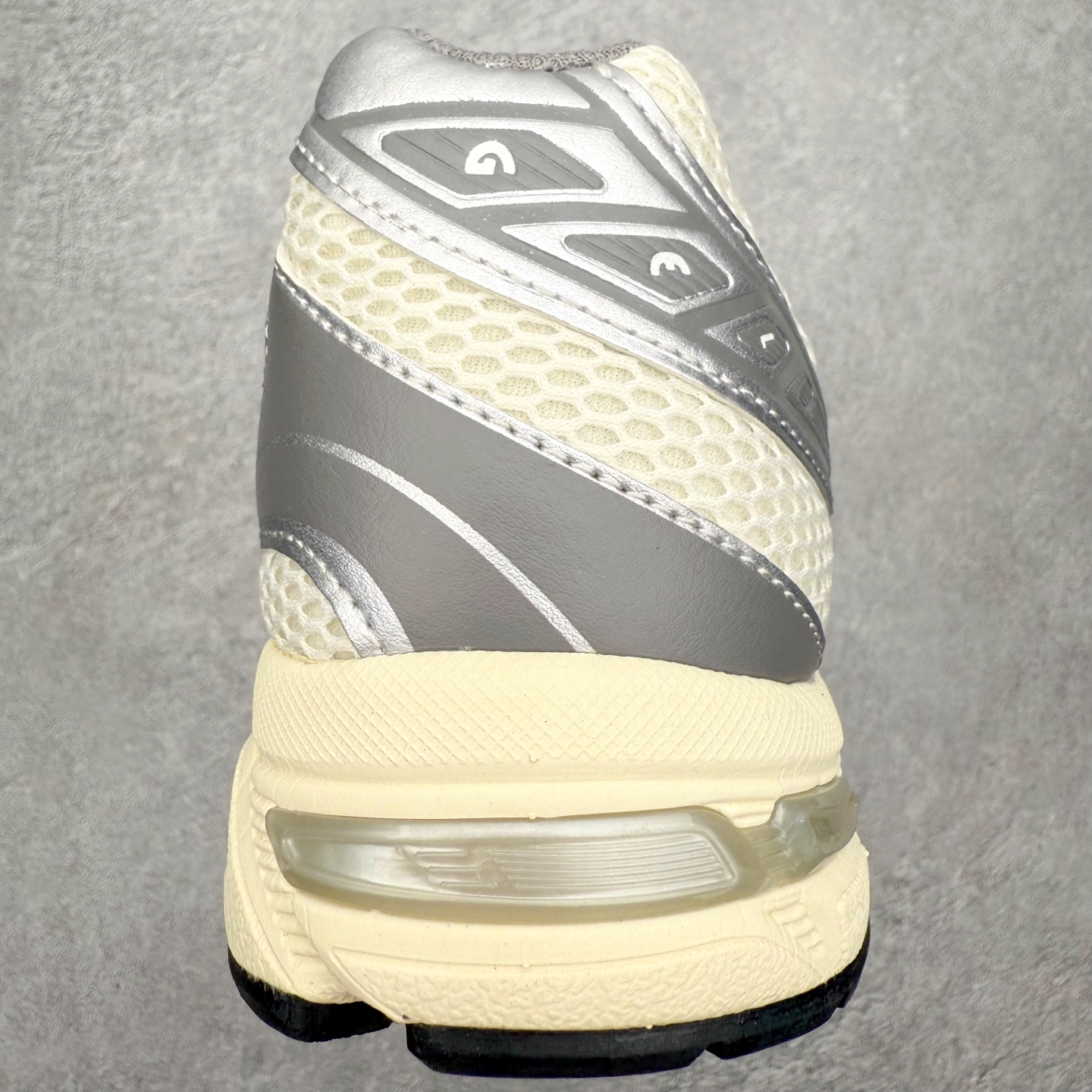 图片[8]-Asics Gel-1130 亚瑟士系列低帮复古休闲运动慢跑鞋 整双鞋在鞋面部分选用网眼布与皮革相互连接，在鞋面银色金属质感的线条中，ASICS 品牌标志性的虎爪 Logo 出现在鞋身侧面，既展现出复古美感，又加深了整双鞋的层次感。搭载着 Ortholite 鞋垫，之后再辅以 GEL 缓震胶中底和耐磨大底，在提升上脚舒适性的同时，在缓震脚感以及耐磨抓地力方面也能满足日常运动需求。尺码：36 37 37.5 38 39.5 40 40.5 41.5 42 42.5 43.5 44 45-选品中心