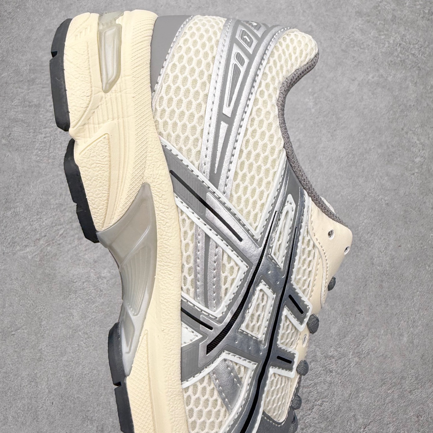 图片[6]-Asics Gel-1130 亚瑟士系列低帮复古休闲运动慢跑鞋 整双鞋在鞋面部分选用网眼布与皮革相互连接，在鞋面银色金属质感的线条中，ASICS 品牌标志性的虎爪 Logo 出现在鞋身侧面，既展现出复古美感，又加深了整双鞋的层次感。搭载着 Ortholite 鞋垫，之后再辅以 GEL 缓震胶中底和耐磨大底，在提升上脚舒适性的同时，在缓震脚感以及耐磨抓地力方面也能满足日常运动需求。尺码：36 37 37.5 38 39.5 40 40.5 41.5 42 42.5 43.5 44 45-选品中心