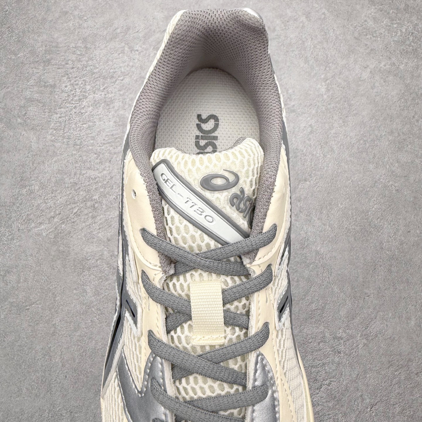 图片[5]-Asics Gel-1130 亚瑟士系列低帮复古休闲运动慢跑鞋 整双鞋在鞋面部分选用网眼布与皮革相互连接，在鞋面银色金属质感的线条中，ASICS 品牌标志性的虎爪 Logo 出现在鞋身侧面，既展现出复古美感，又加深了整双鞋的层次感。搭载着 Ortholite 鞋垫，之后再辅以 GEL 缓震胶中底和耐磨大底，在提升上脚舒适性的同时，在缓震脚感以及耐磨抓地力方面也能满足日常运动需求。尺码：36 37 37.5 38 39.5 40 40.5 41.5 42 42.5 43.5 44 45-选品中心