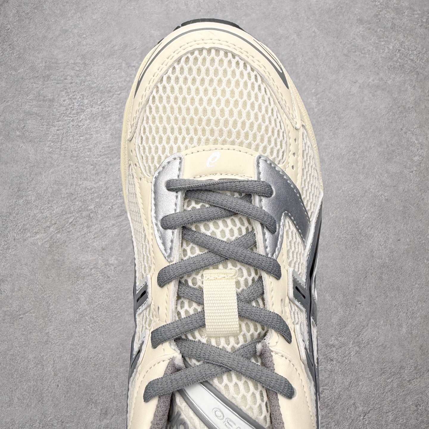 图片[4]-Asics Gel-1130 亚瑟士系列低帮复古休闲运动慢跑鞋 整双鞋在鞋面部分选用网眼布与皮革相互连接，在鞋面银色金属质感的线条中，ASICS 品牌标志性的虎爪 Logo 出现在鞋身侧面，既展现出复古美感，又加深了整双鞋的层次感。搭载着 Ortholite 鞋垫，之后再辅以 GEL 缓震胶中底和耐磨大底，在提升上脚舒适性的同时，在缓震脚感以及耐磨抓地力方面也能满足日常运动需求。尺码：36 37 37.5 38 39.5 40 40.5 41.5 42 42.5 43.5 44 45-选品中心