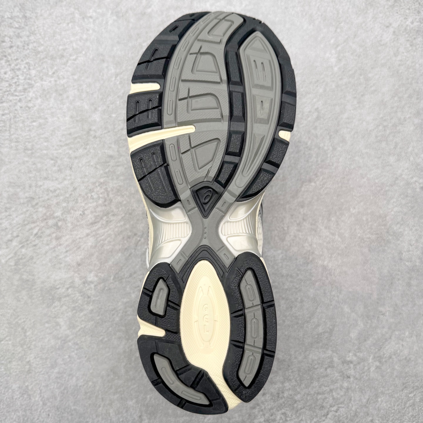 图片[9]-Asics Gel-1130 亚瑟士系列低帮复古休闲运动慢跑鞋 整双鞋在鞋面部分选用网眼布与皮革相互连接，在鞋面银色金属质感的线条中，ASICS 品牌标志性的虎爪 Logo 出现在鞋身侧面，既展现出复古美感，又加深了整双鞋的层次感。搭载着 Ortholite 鞋垫，之后再辅以 GEL 缓震胶中底和耐磨大底，在提升上脚舒适性的同时，在缓震脚感以及耐磨抓地力方面也能满足日常运动需求。尺码：36 37 37.5 38 39.5 40 40.5 41.5 42 42.5 43.5 44 45-选品中心