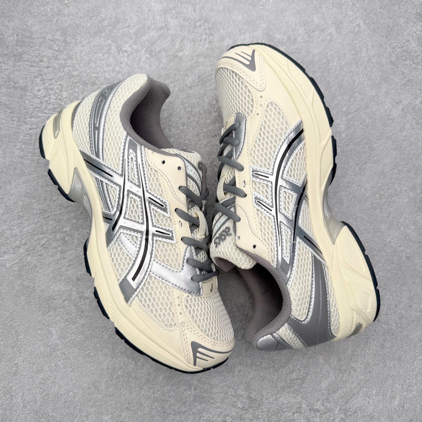 图片[3]-Asics Gel-1130 亚瑟士系列低帮复古休闲运动慢跑鞋 整双鞋在鞋面部分选用网眼布与皮革相互连接，在鞋面银色金属质感的线条中，ASICS 品牌标志性的虎爪 Logo 出现在鞋身侧面，既展现出复古美感，又加深了整双鞋的层次感。搭载着 Ortholite 鞋垫，之后再辅以 GEL 缓震胶中底和耐磨大底，在提升上脚舒适性的同时，在缓震脚感以及耐磨抓地力方面也能满足日常运动需求。尺码：36 37 37.5 38 39.5 40 40.5 41.5 42 42.5 43.5 44 45-选品中心