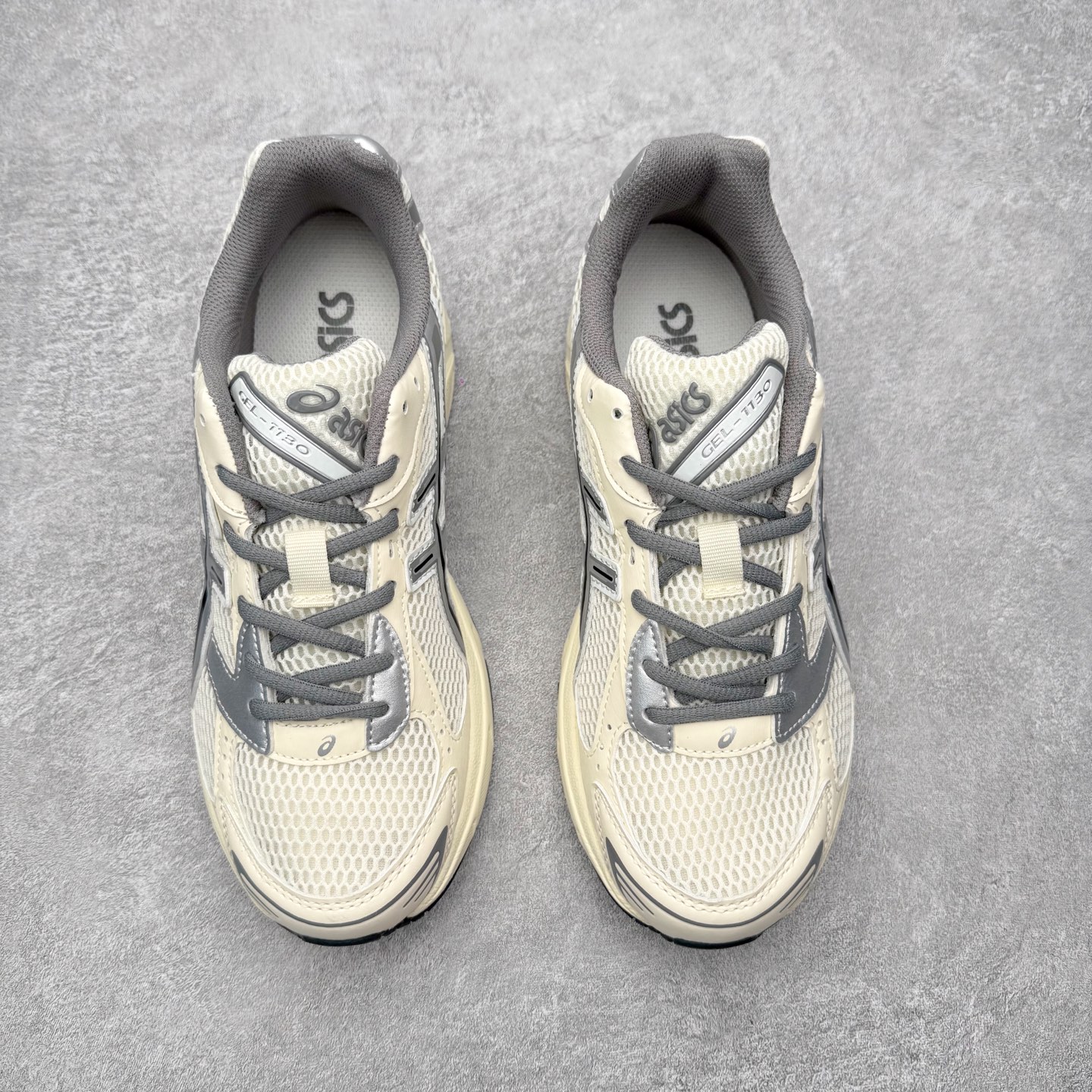 图片[2]-Asics Gel-1130 亚瑟士系列低帮复古休闲运动慢跑鞋 整双鞋在鞋面部分选用网眼布与皮革相互连接，在鞋面银色金属质感的线条中，ASICS 品牌标志性的虎爪 Logo 出现在鞋身侧面，既展现出复古美感，又加深了整双鞋的层次感。搭载着 Ortholite 鞋垫，之后再辅以 GEL 缓震胶中底和耐磨大底，在提升上脚舒适性的同时，在缓震脚感以及耐磨抓地力方面也能满足日常运动需求。尺码：36 37 37.5 38 39.5 40 40.5 41.5 42 42.5 43.5 44 45-选品中心