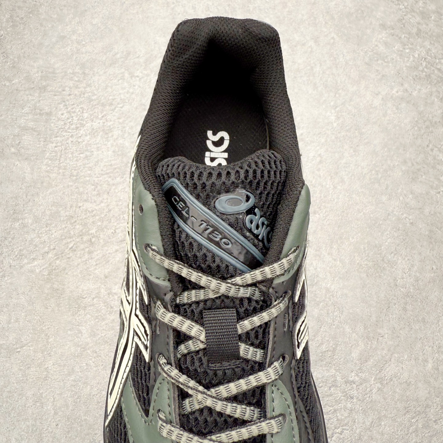 图片[5]-Asics Gel-1130 亚瑟士系列低帮复古休闲运动慢跑鞋 整双鞋在鞋面部分选用网眼布与皮革相互连接，在鞋面银色金属质感的线条中，ASICS 品牌标志性的虎爪 Logo 出现在鞋身侧面，既展现出复古美感，又加深了整双鞋的层次感。搭载着 Ortholite 鞋垫，之后再辅以 GEL 缓震胶中底和耐磨大底，在提升上脚舒适性的同时，在缓震脚感以及耐磨抓地力方面也能满足日常运动需求。尺码：36 37 37.5 38 39.5 40 40.5 41.5 42 42.5 43.5 44 45-选品中心