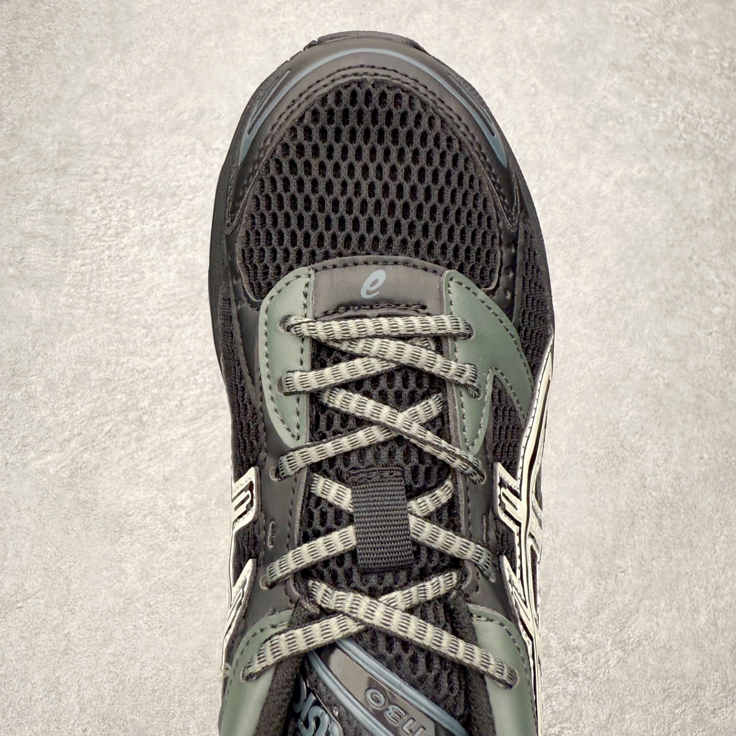 图片[4]-Asics Gel-1130 亚瑟士系列低帮复古休闲运动慢跑鞋 整双鞋在鞋面部分选用网眼布与皮革相互连接，在鞋面银色金属质感的线条中，ASICS 品牌标志性的虎爪 Logo 出现在鞋身侧面，既展现出复古美感，又加深了整双鞋的层次感。搭载着 Ortholite 鞋垫，之后再辅以 GEL 缓震胶中底和耐磨大底，在提升上脚舒适性的同时，在缓震脚感以及耐磨抓地力方面也能满足日常运动需求。尺码：36 37 37.5 38 39.5 40 40.5 41.5 42 42.5 43.5 44 45-选品中心