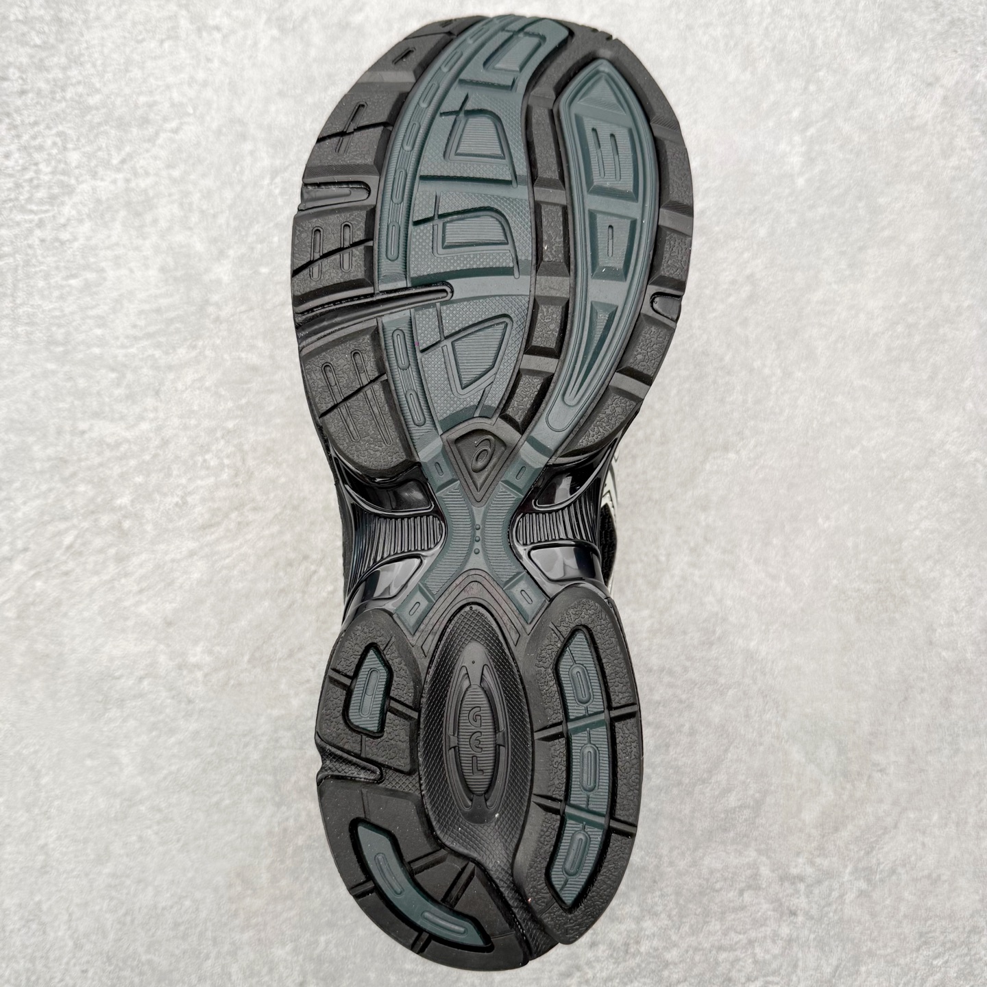 图片[9]-Asics Gel-1130 亚瑟士系列低帮复古休闲运动慢跑鞋 整双鞋在鞋面部分选用网眼布与皮革相互连接，在鞋面银色金属质感的线条中，ASICS 品牌标志性的虎爪 Logo 出现在鞋身侧面，既展现出复古美感，又加深了整双鞋的层次感。搭载着 Ortholite 鞋垫，之后再辅以 GEL 缓震胶中底和耐磨大底，在提升上脚舒适性的同时，在缓震脚感以及耐磨抓地力方面也能满足日常运动需求。尺码：36 37 37.5 38 39.5 40 40.5 41.5 42 42.5 43.5 44 45-选品中心