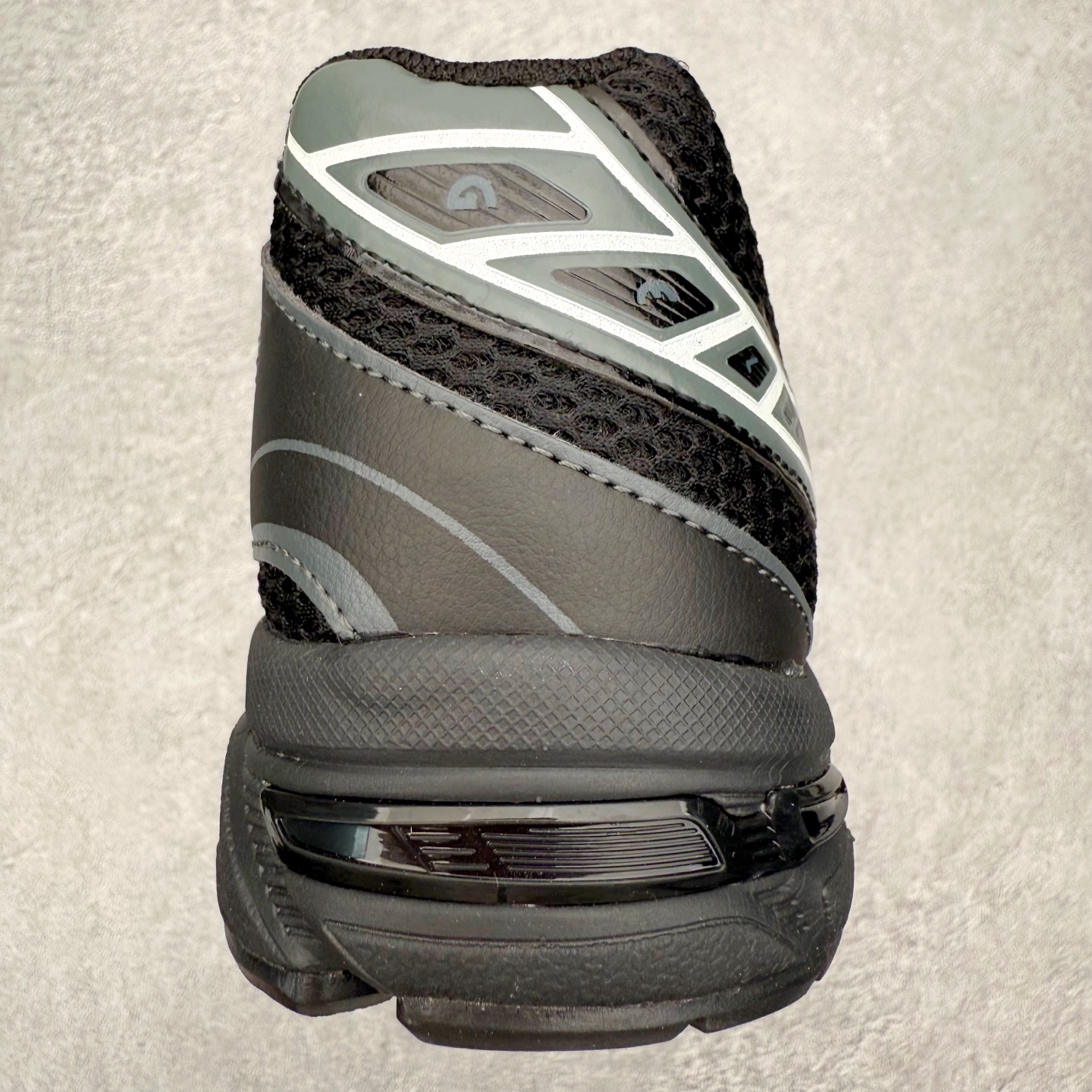 图片[8]-Asics Gel-1130 亚瑟士系列低帮复古休闲运动慢跑鞋 整双鞋在鞋面部分选用网眼布与皮革相互连接，在鞋面银色金属质感的线条中，ASICS 品牌标志性的虎爪 Logo 出现在鞋身侧面，既展现出复古美感，又加深了整双鞋的层次感。搭载着 Ortholite 鞋垫，之后再辅以 GEL 缓震胶中底和耐磨大底，在提升上脚舒适性的同时，在缓震脚感以及耐磨抓地力方面也能满足日常运动需求。尺码：36 37 37.5 38 39.5 40 40.5 41.5 42 42.5 43.5 44 45-选品中心